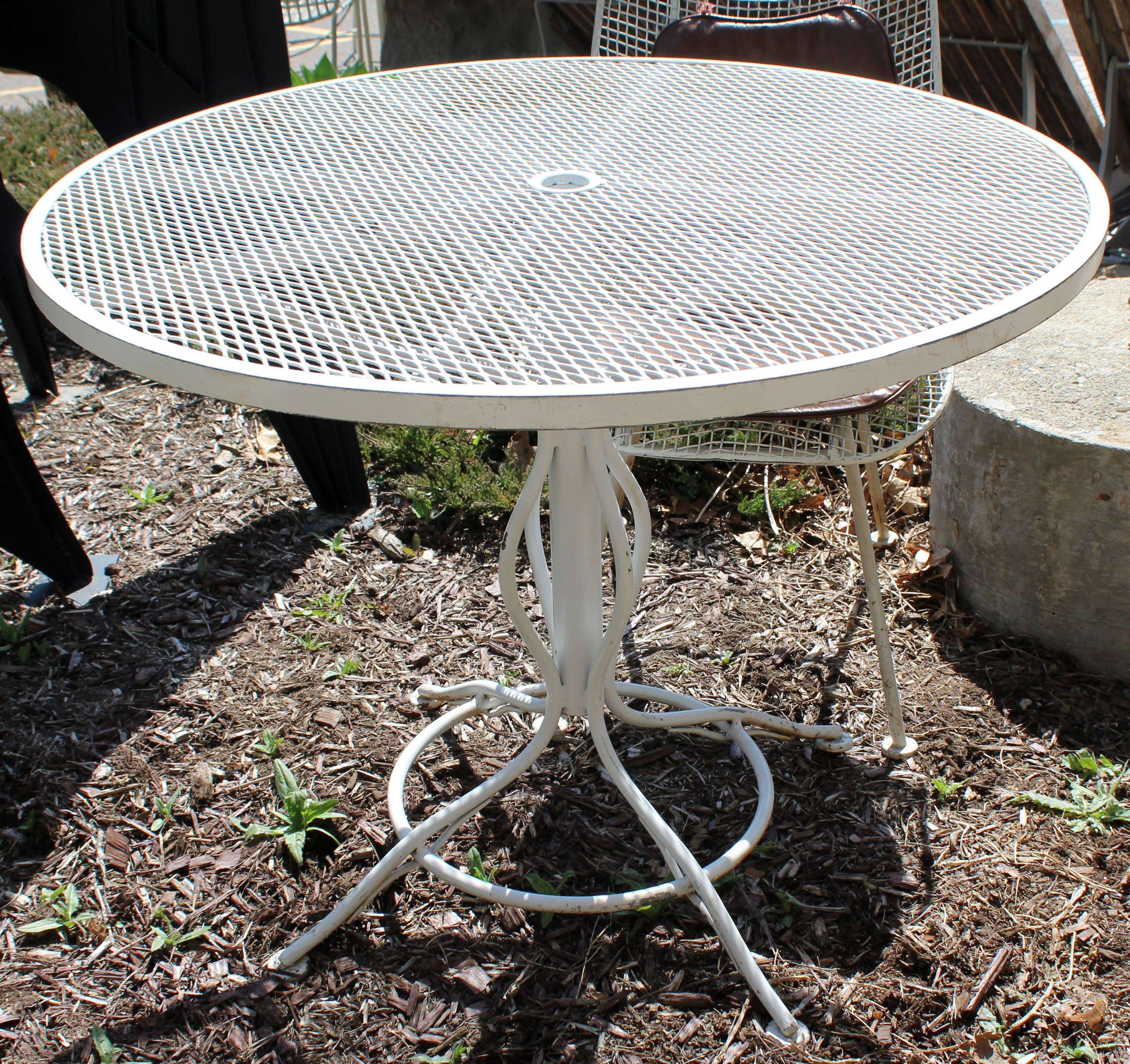 Mid-Century Modern Woodard Sculptura Patio Table Set Two Chairs White Iron In Good Condition In Keego Harbor, MI