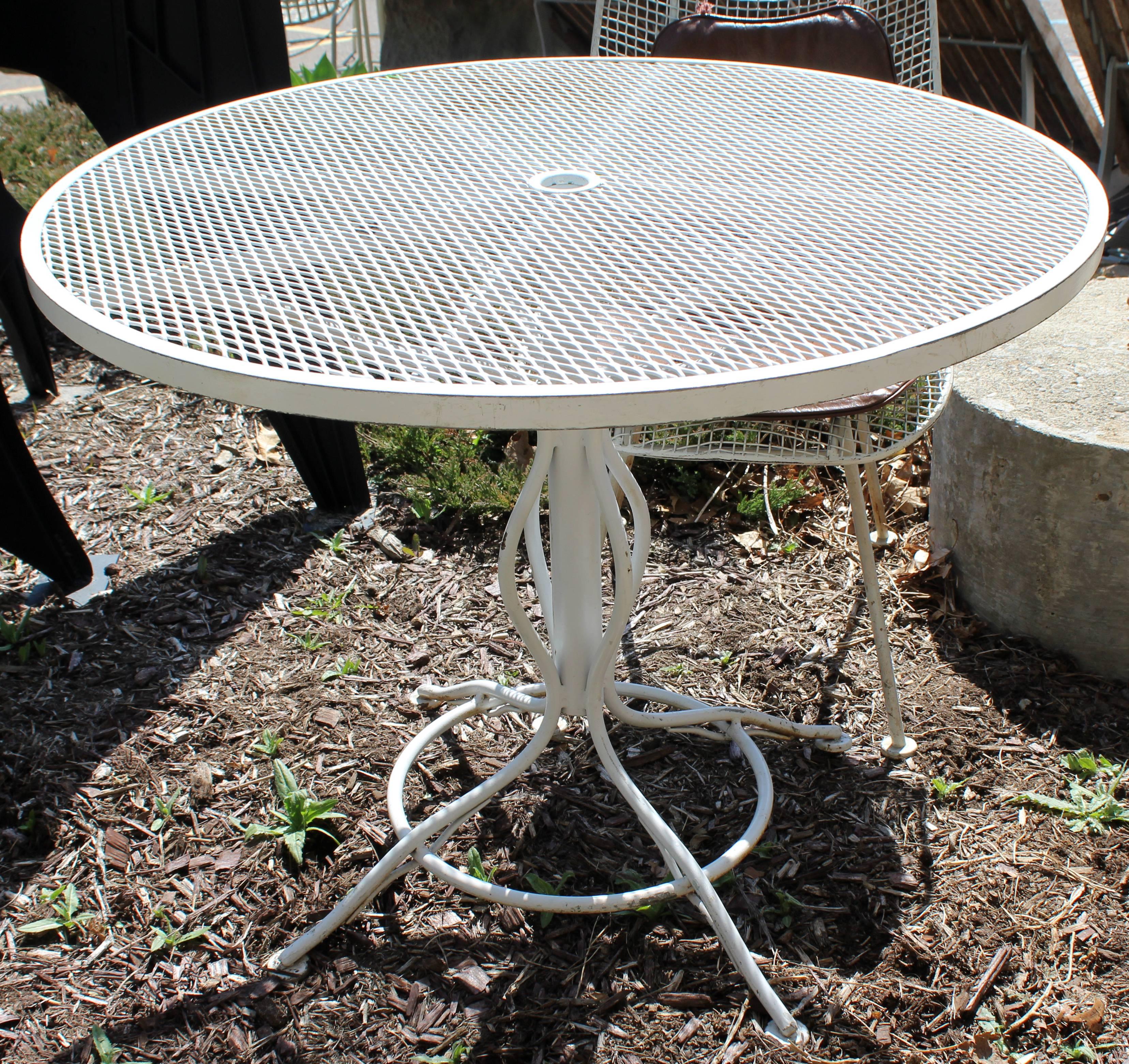 Mid-Century Modern Woodard Sculptura Patio Tisch Set Zwei Stühle Weiß Eisen (amerikanisch)