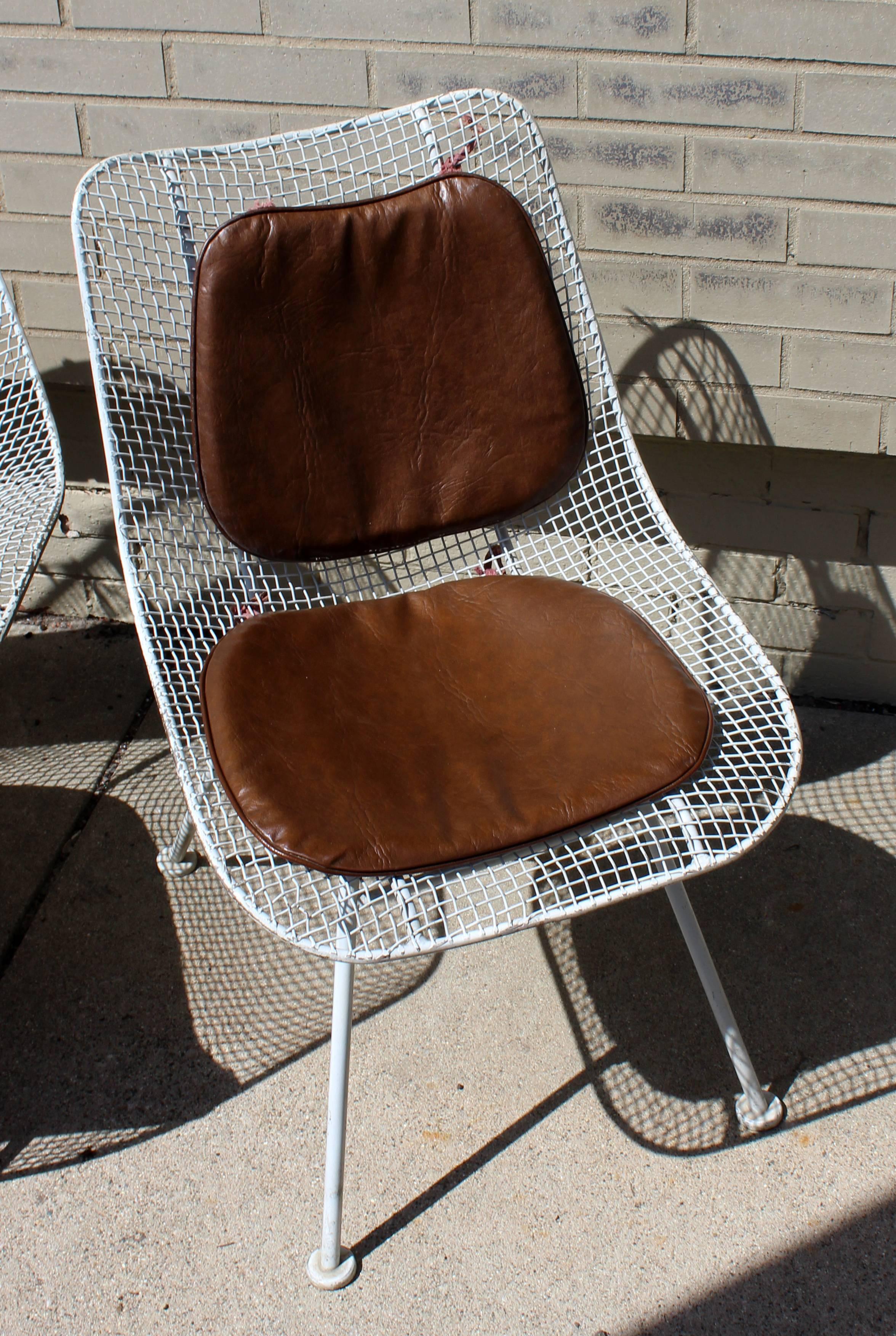 Mid-Century Modern Woodard Sculptura Patio Tisch Set Zwei Stühle Weiß Eisen im Zustand „Gut“ in Keego Harbor, MI