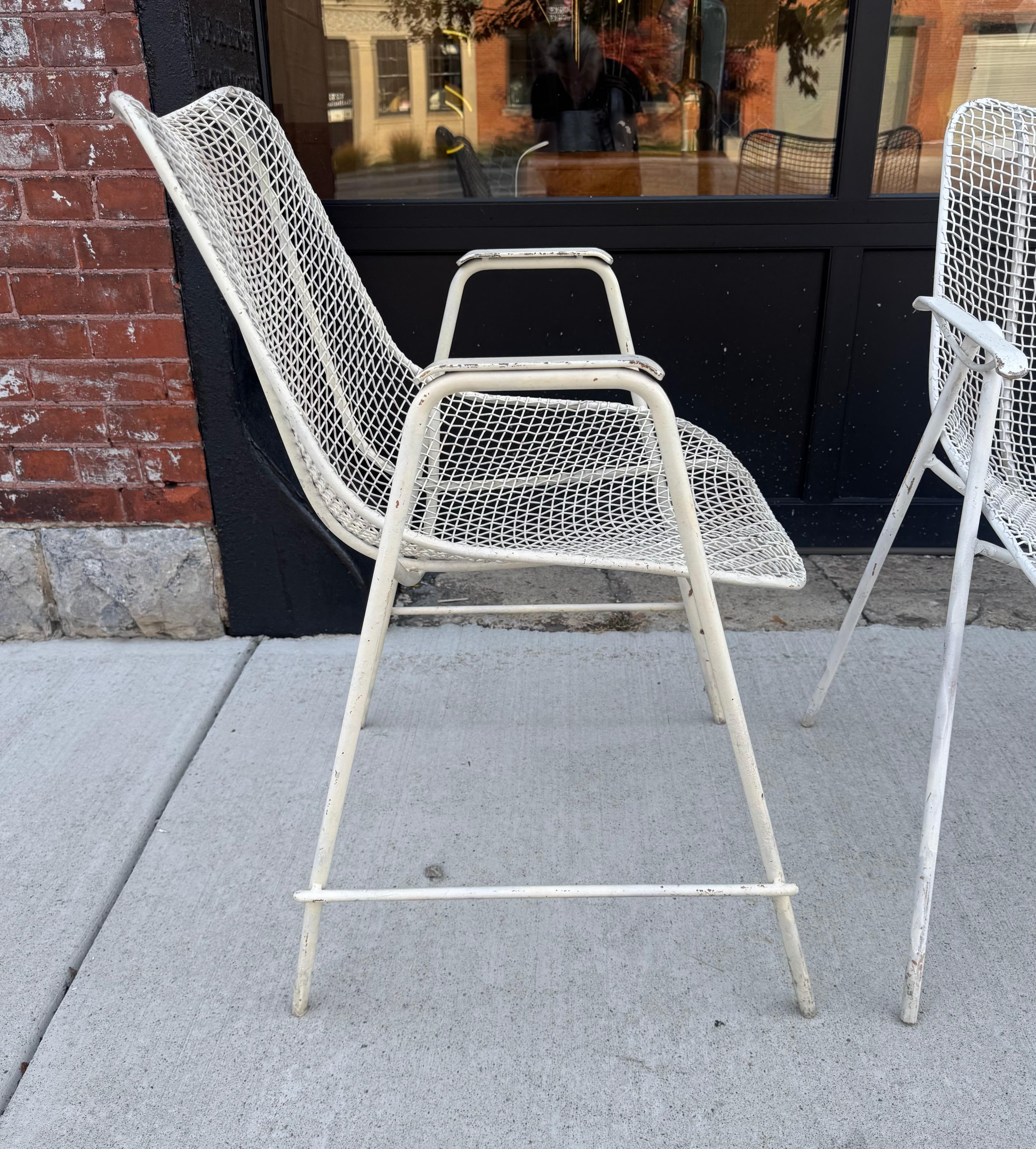 Metà XX secolo Poltrone scultoree Woodard di metà secolo, design raro, set di quattro sedie in vendita