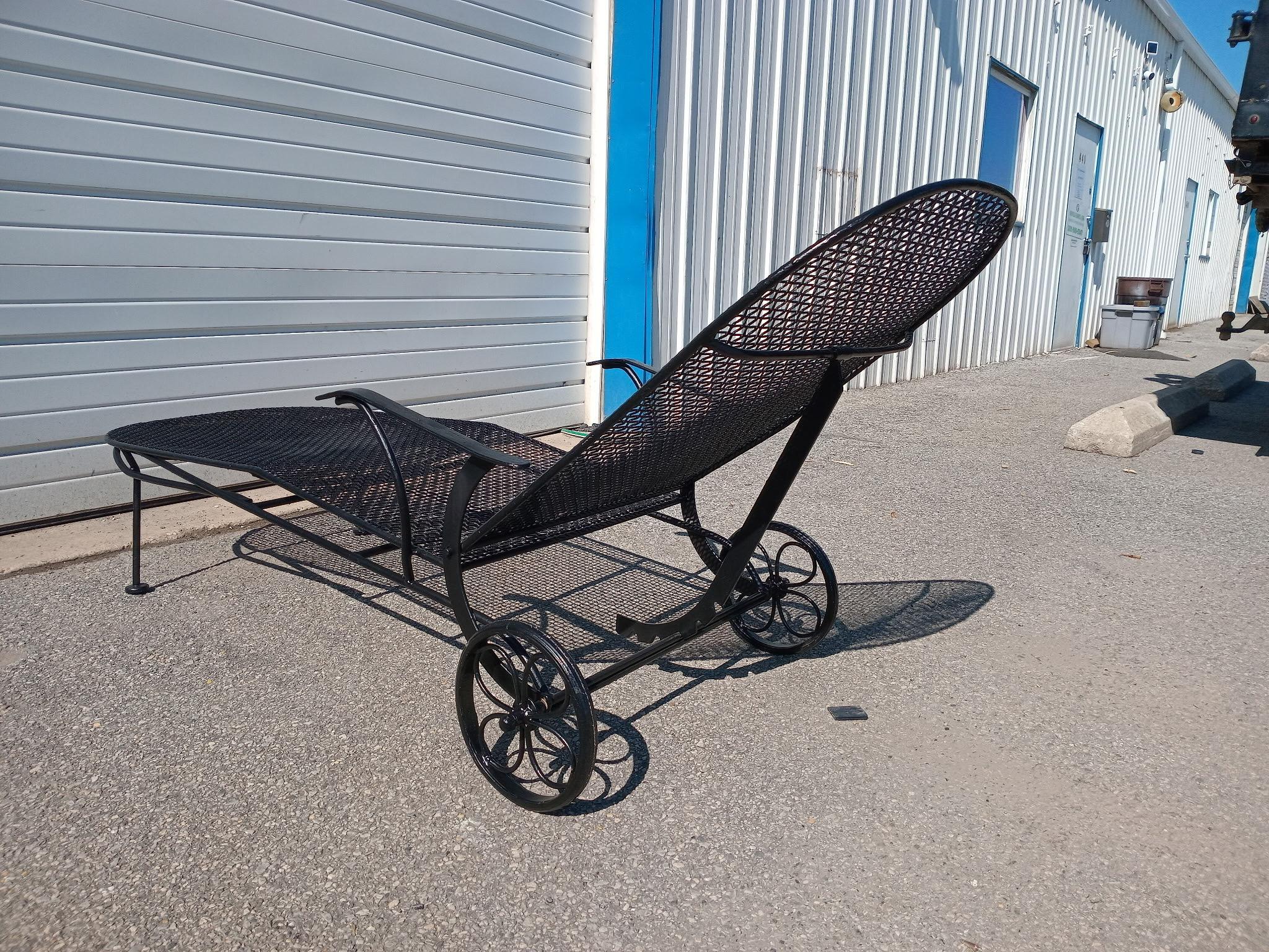 Mid Century Modern Woodard Scupltura Mesh Outdoor Chaise Lounge Chair For Sale 3