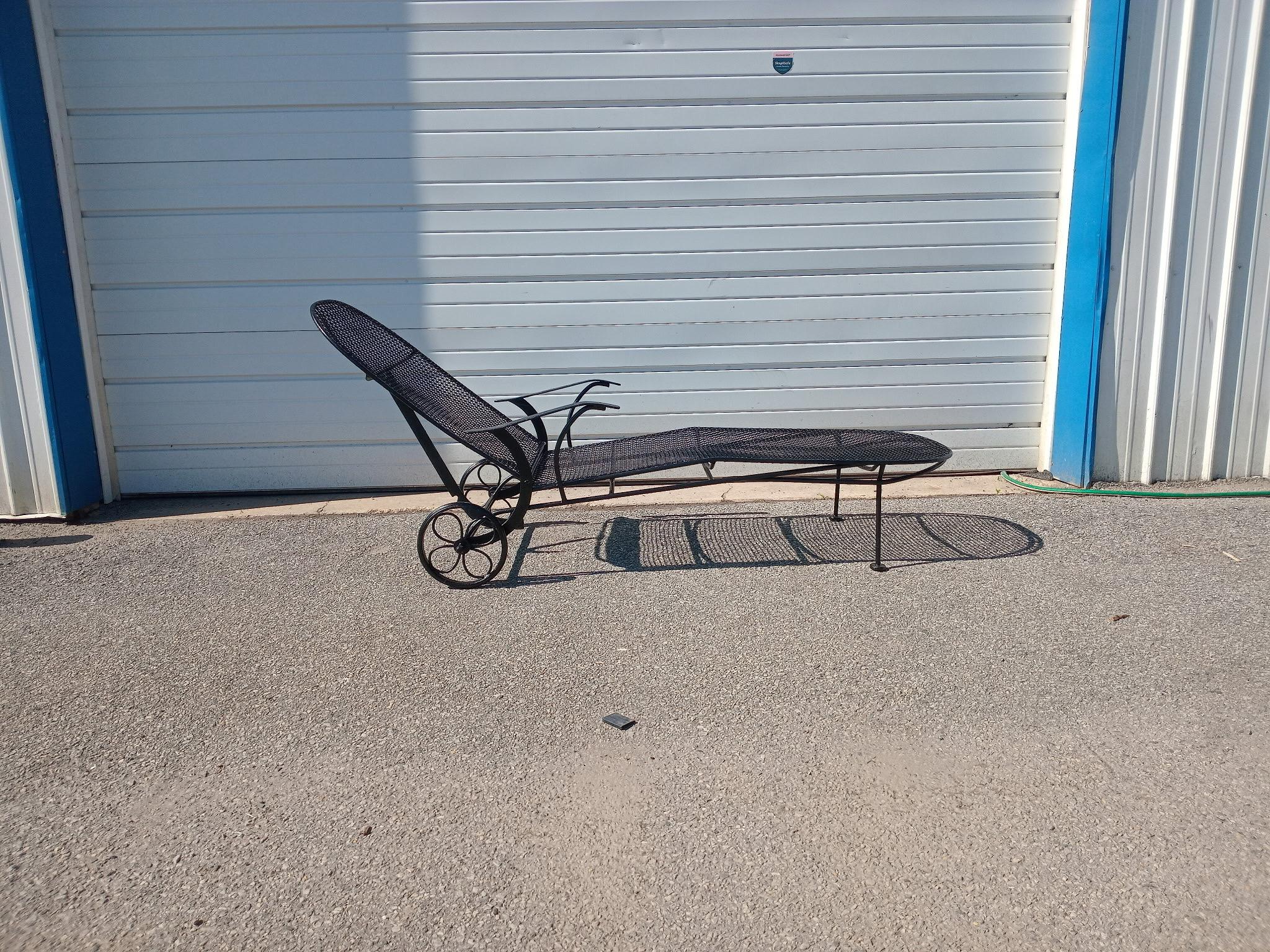 Mid Century Modern Woodard Scupltura Mesh Outdoor Chaise Lounge Chair For Sale 5