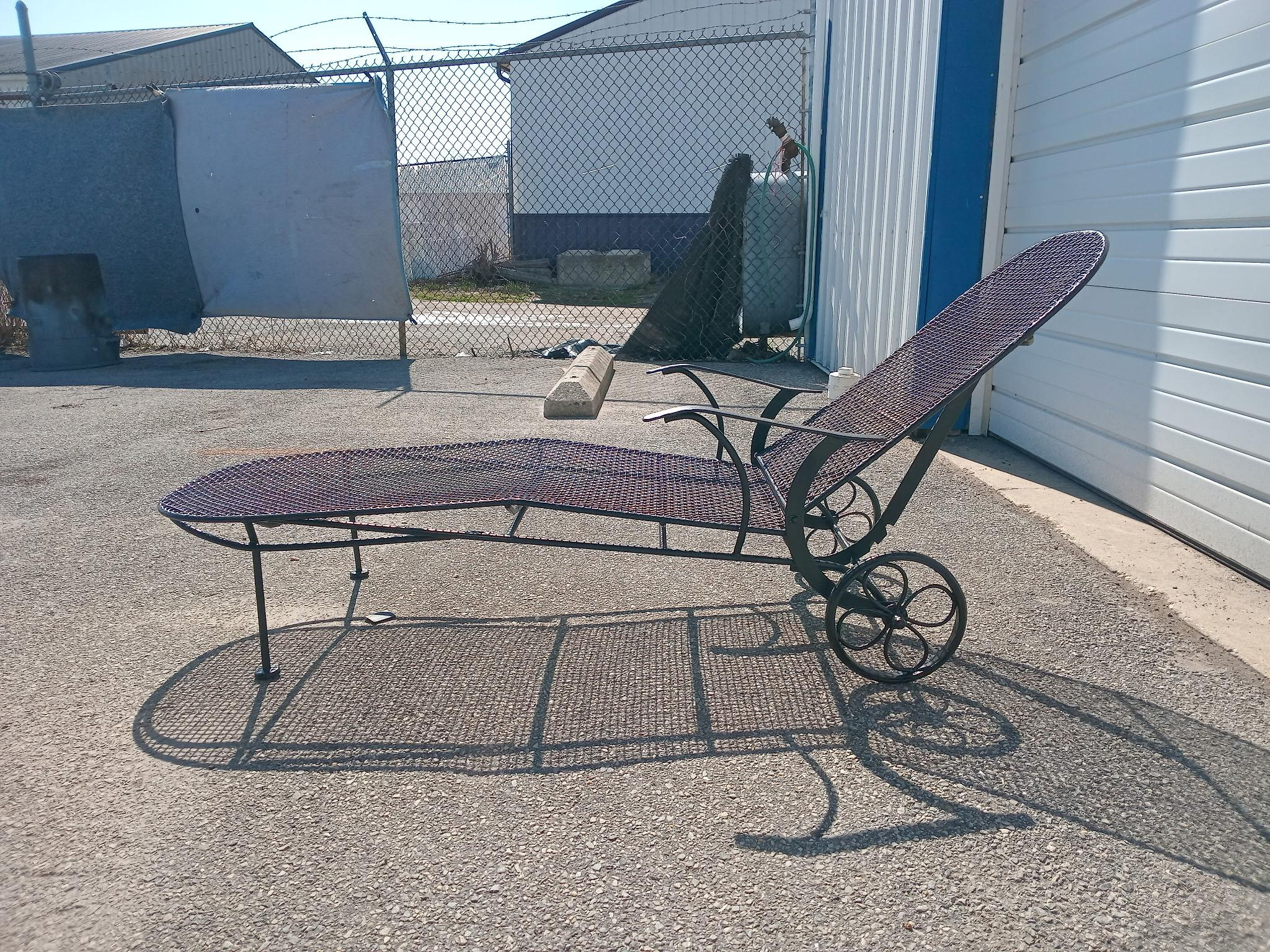 American Mid Century Modern Woodard Scupltura Mesh Outdoor Chaise Lounge Chair For Sale