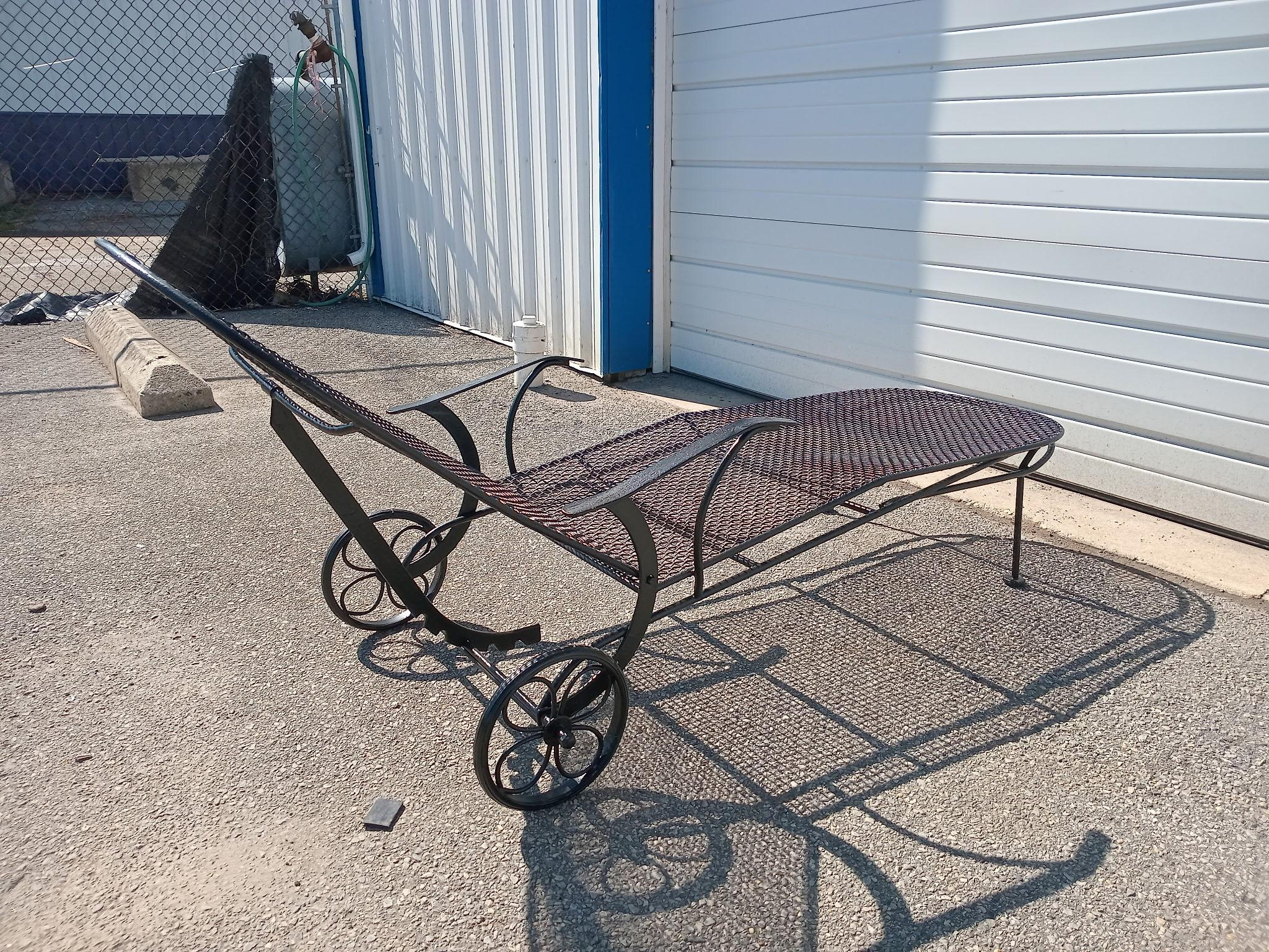 Mid Century Modern Woodard Scupltura Mesh Outdoor Chaise Lounge Chair In Good Condition For Sale In Wilmington, DE