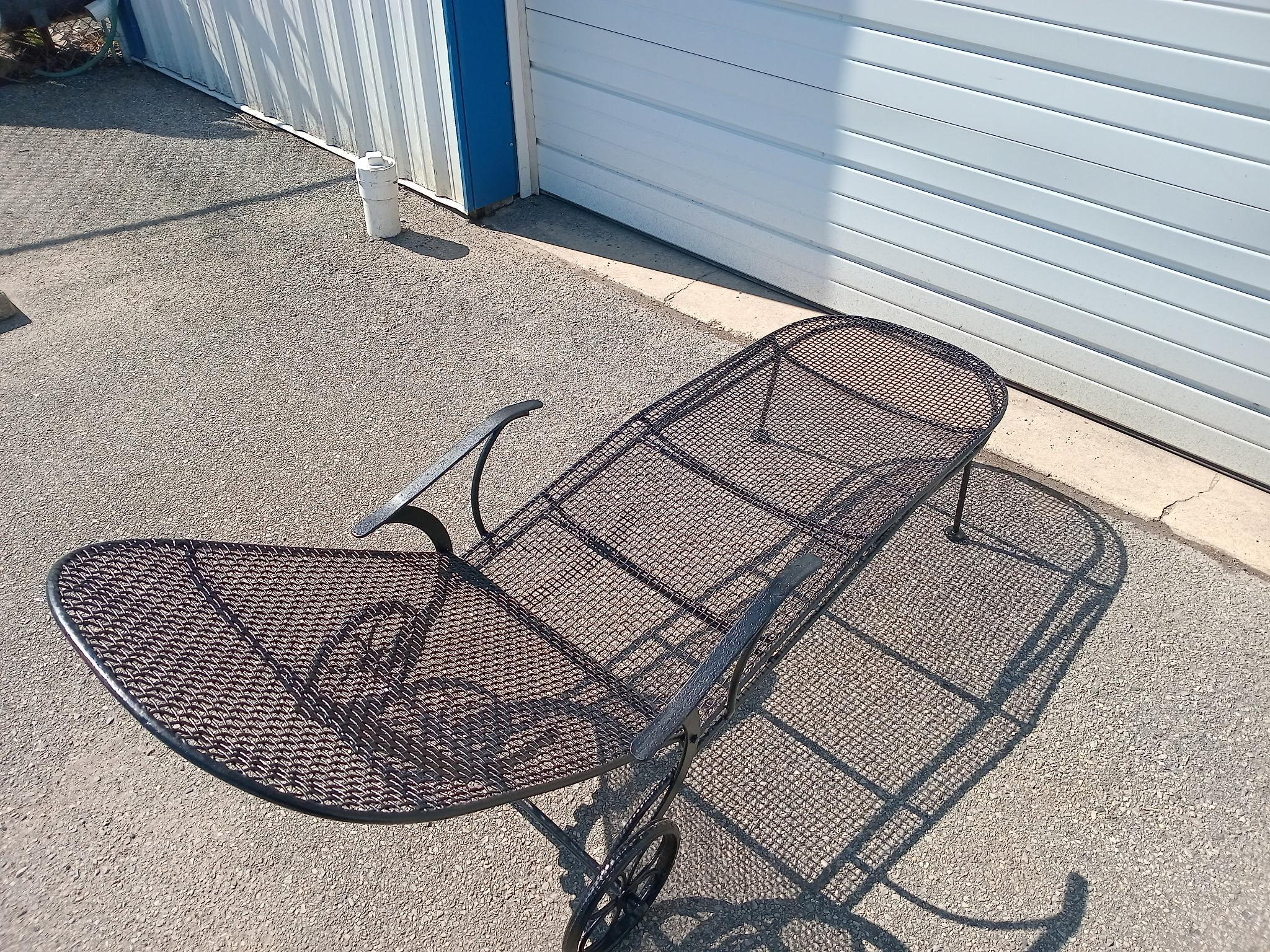 20th Century Mid Century Modern Woodard Scupltura Mesh Outdoor Chaise Lounge Chair For Sale