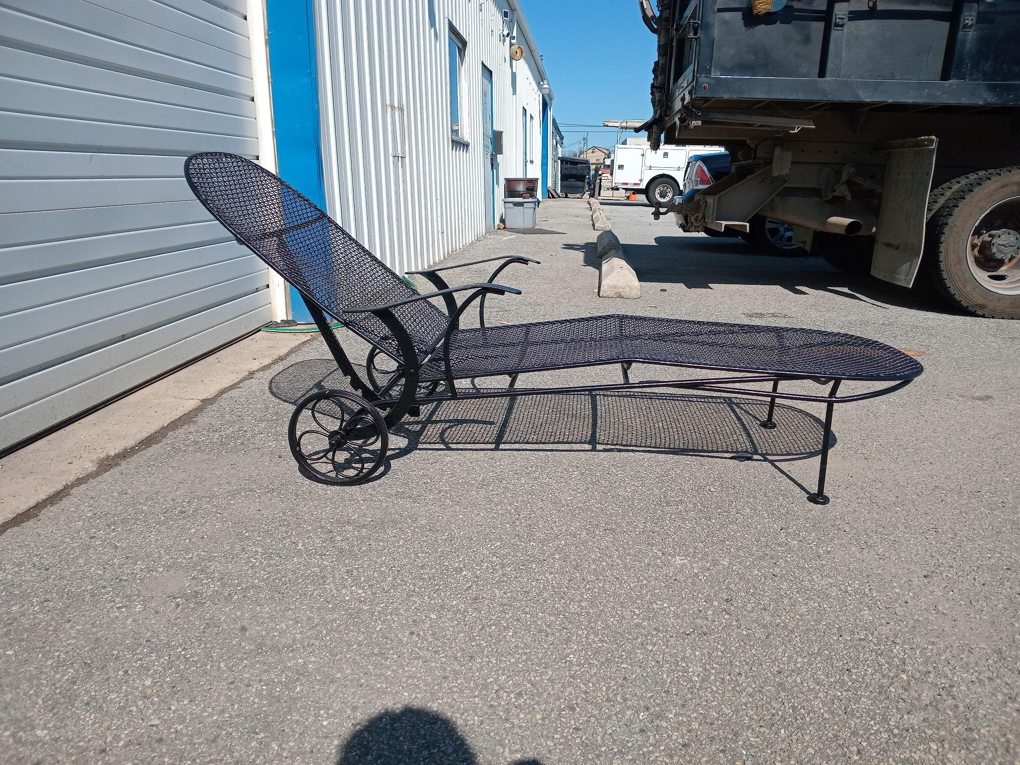 Mid Century Modern Woodard Scupltura Mesh Outdoor Chaise Lounge Chair For Sale 1