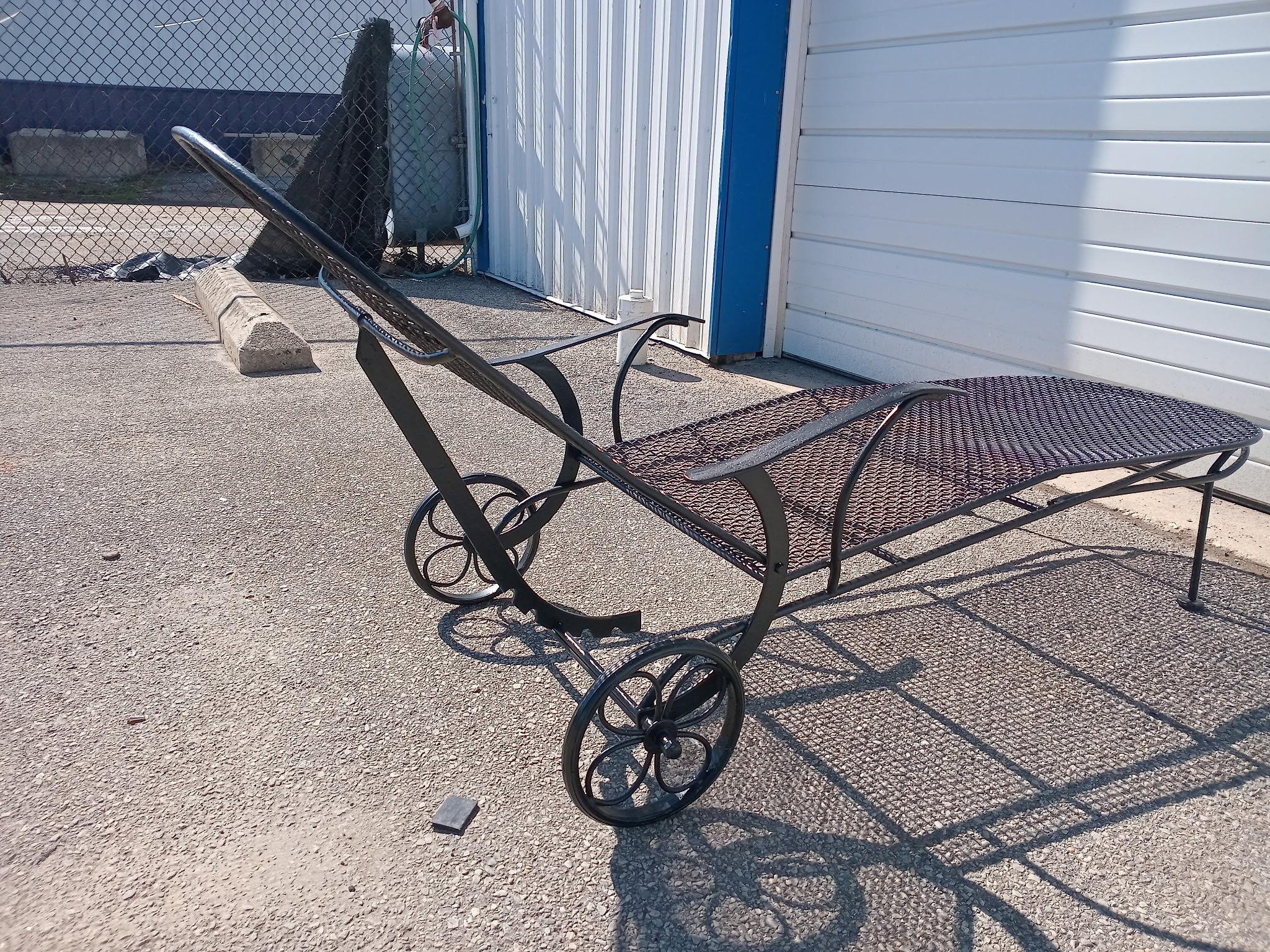 Mid Century Modern Woodard Scupltura Mesh Outdoor Chaise Lounge Chair For Sale 2