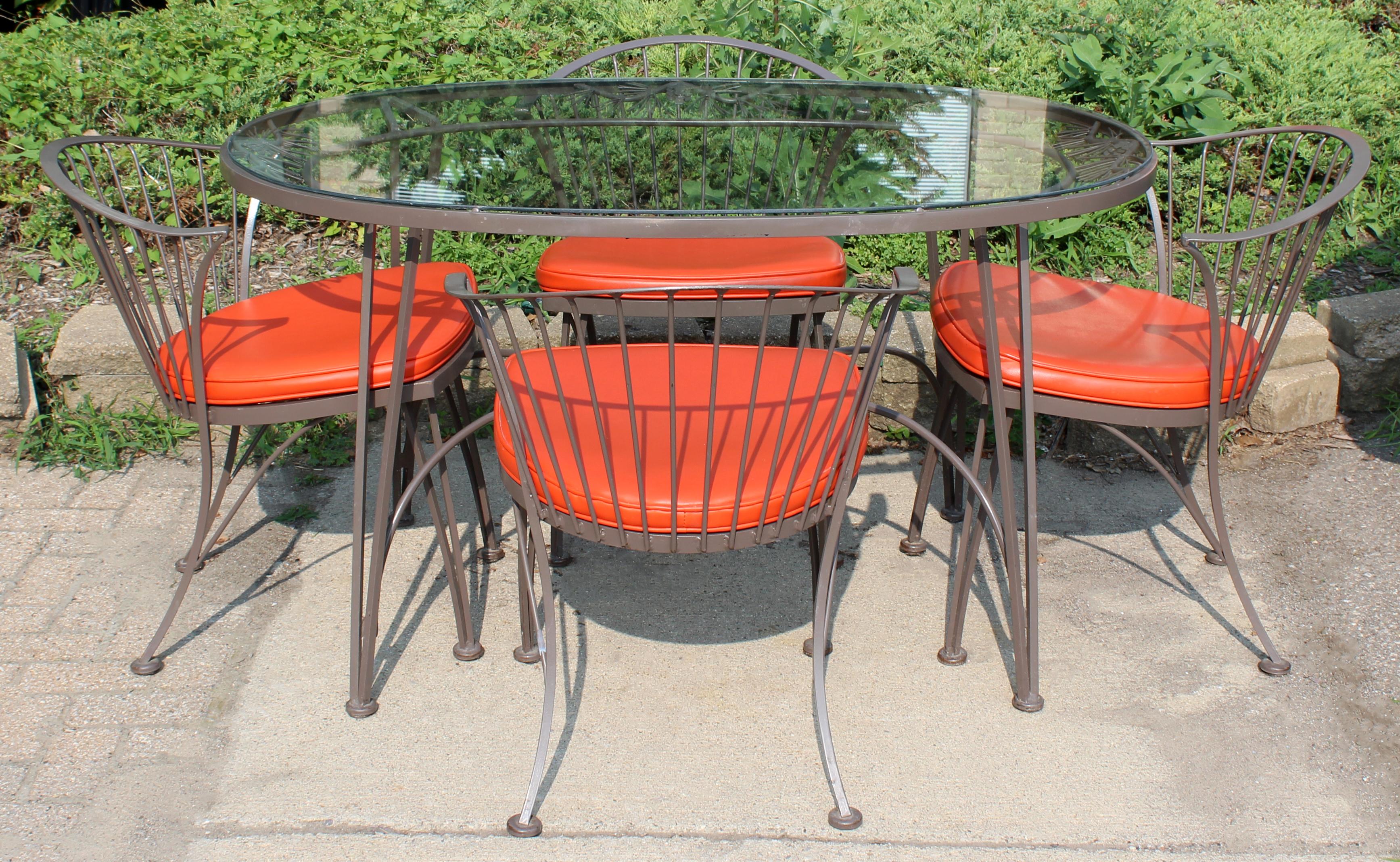 American Mid-Century Modern Woodard Set of 4 Klismos Patio Chairs & Pinecrest Table 1960s