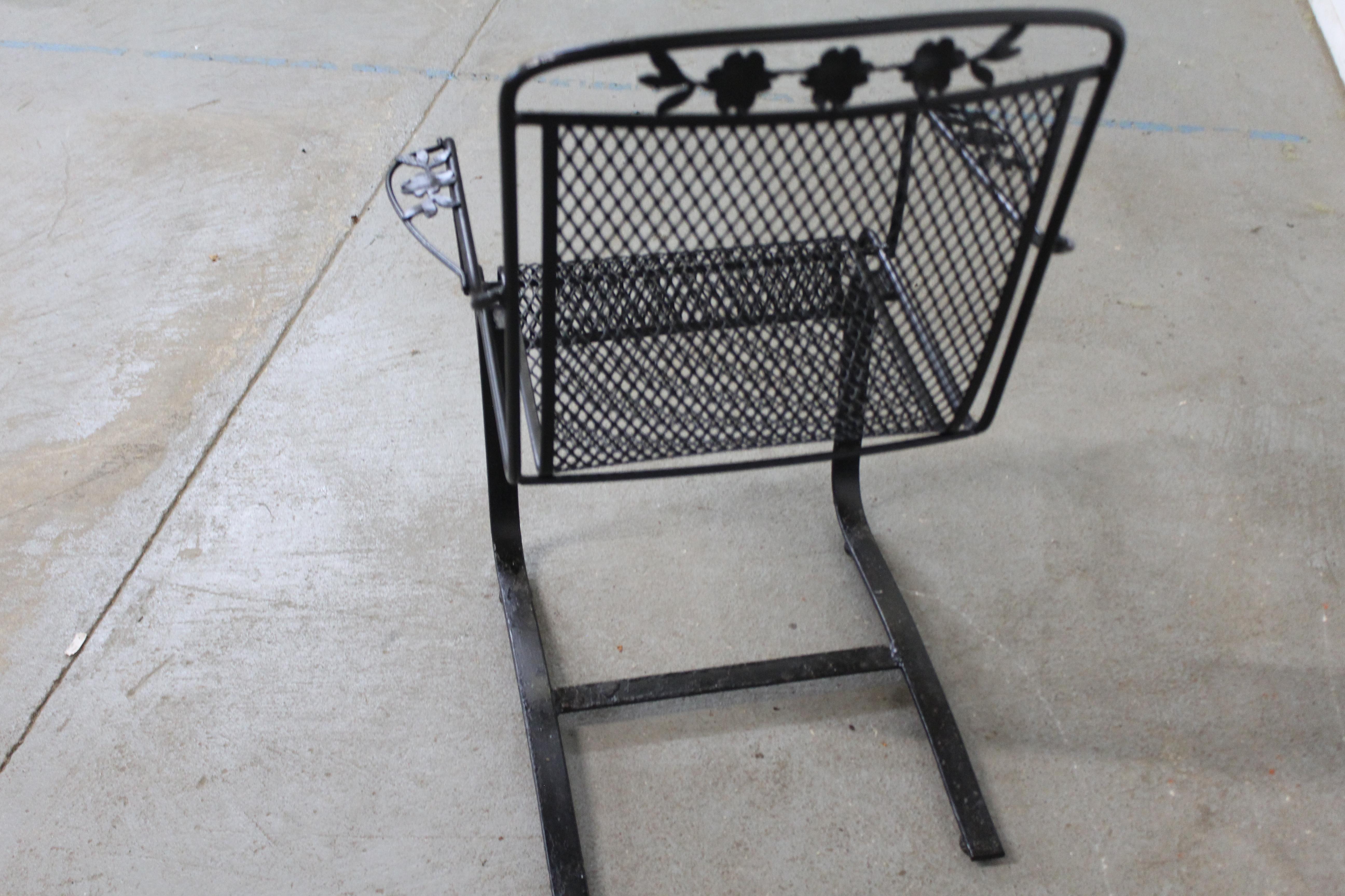 Mid-Century Modern Woodard Springer Rocker Patio Lounge Chair In Good Condition In Wilmington, DE