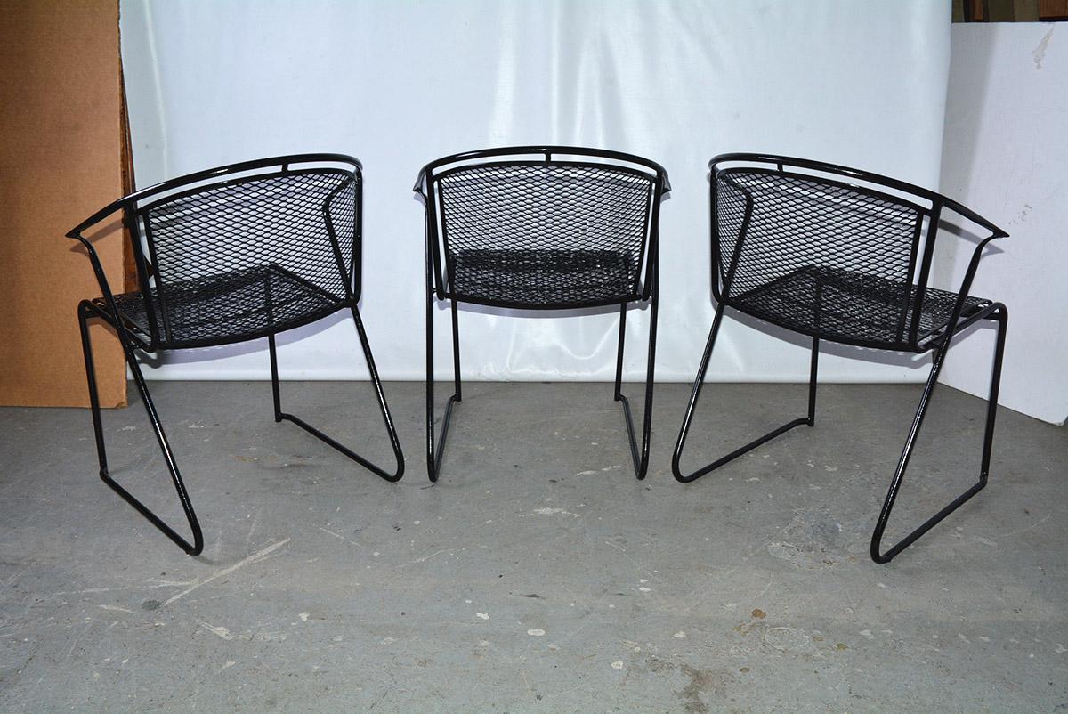 Mid-Century Modern Woodard Style Patio Dining Chairs In Good Condition In Sheffield, MA