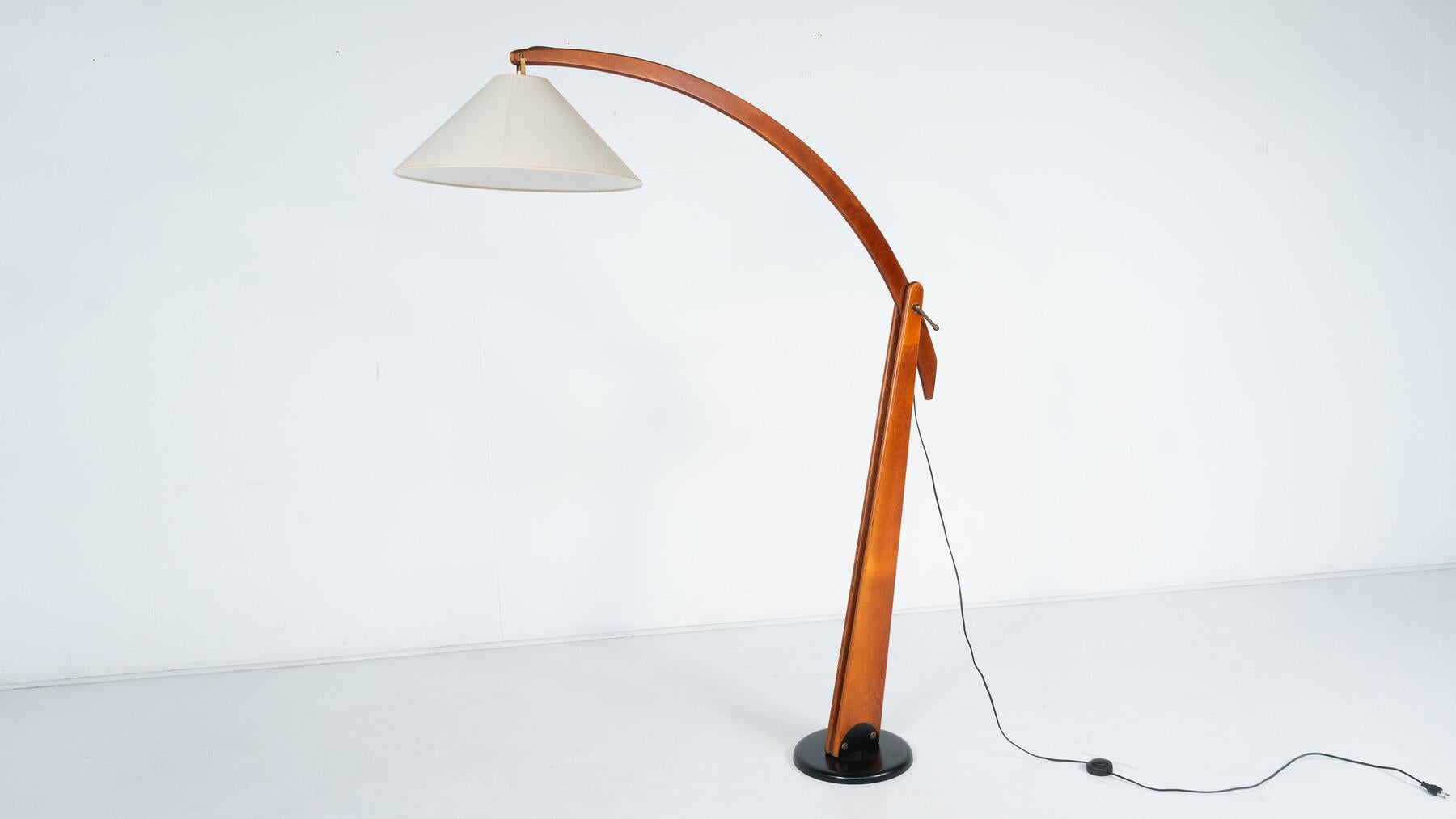 Lampada da terra ad arco in legno della modernità di metà secolo, Italia, anni '60 in vendita 3