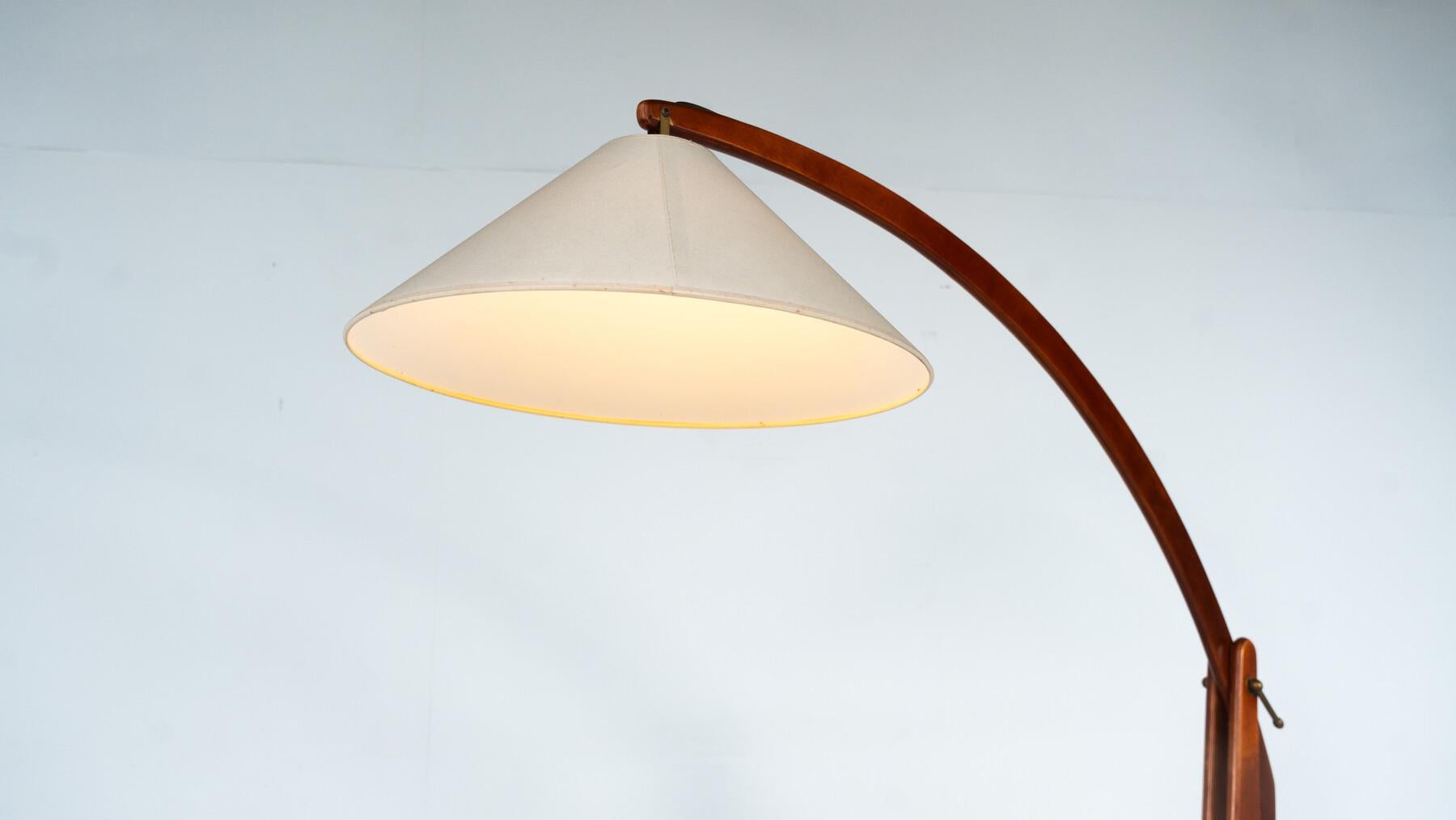 Lampada da terra ad arco in legno della modernità di metà secolo, Italia, anni '60 in vendita 4