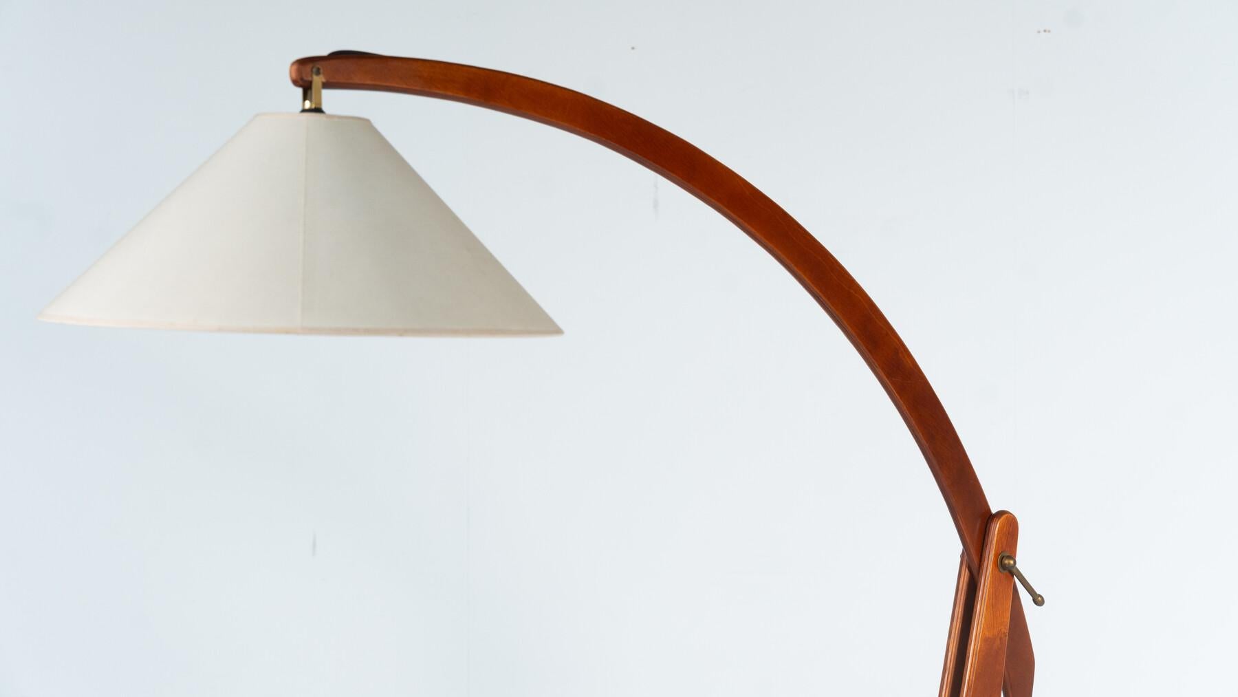 Lampada da terra ad arco in legno della modernità di metà secolo, Italia, anni '60
