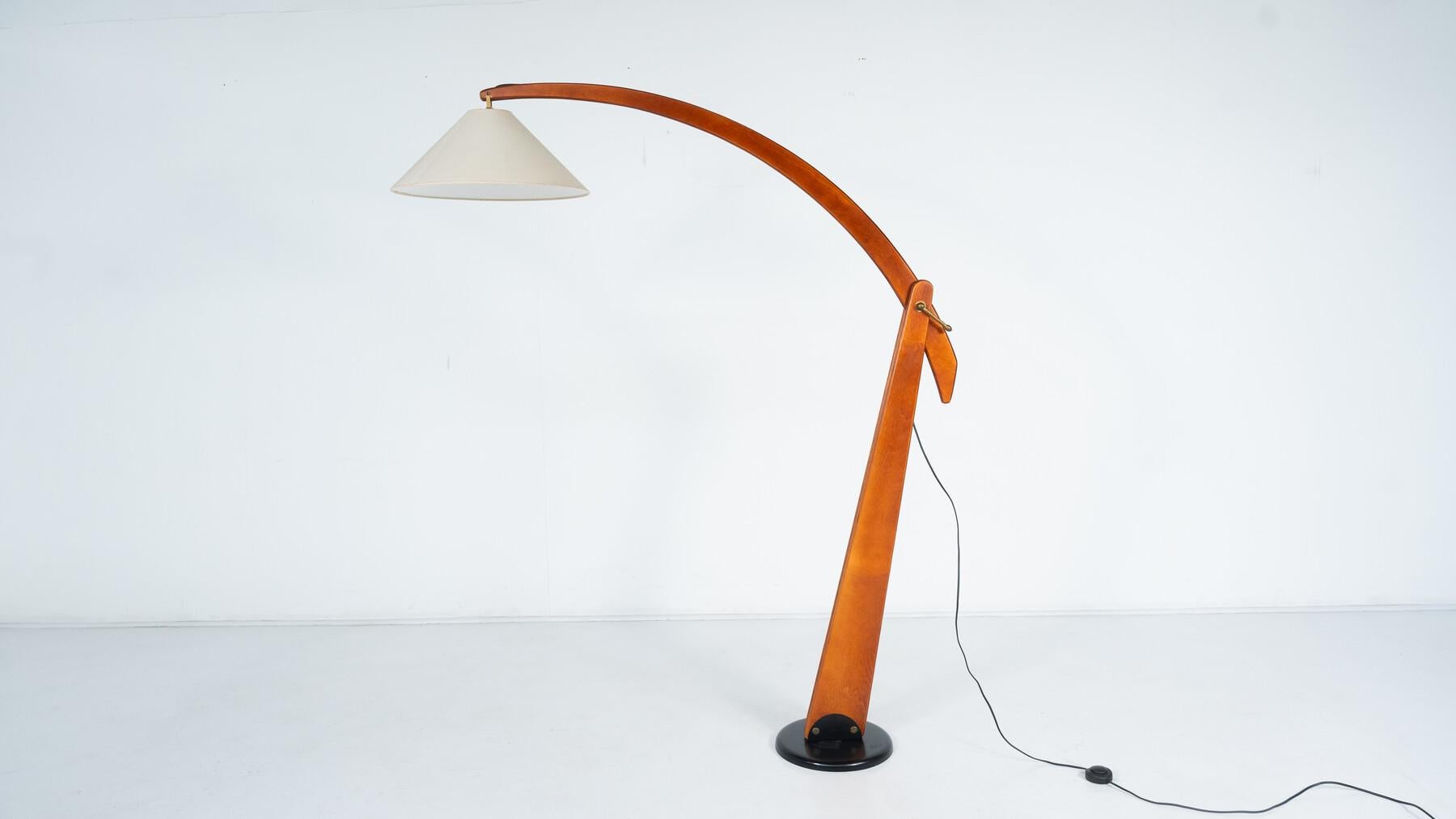 Lampada da terra ad arco in legno della modernità di metà secolo, Italia, anni '60 in vendita 1