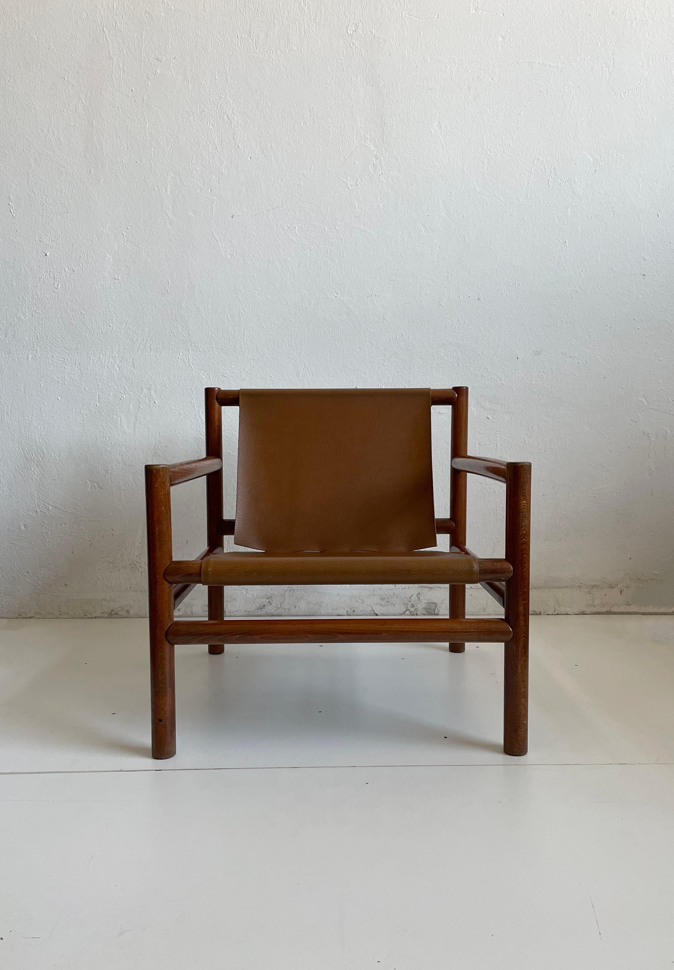 Fauteuil moderne du milieu du siècle conçu par Branko Ursic et fabriqué par Stol Kamnik, Slovénie, années 1970

La chaise est dotée d'un cadre en bois moderniste et d'un siège minimaliste en faux cuir brun caramel

La structure est saine et