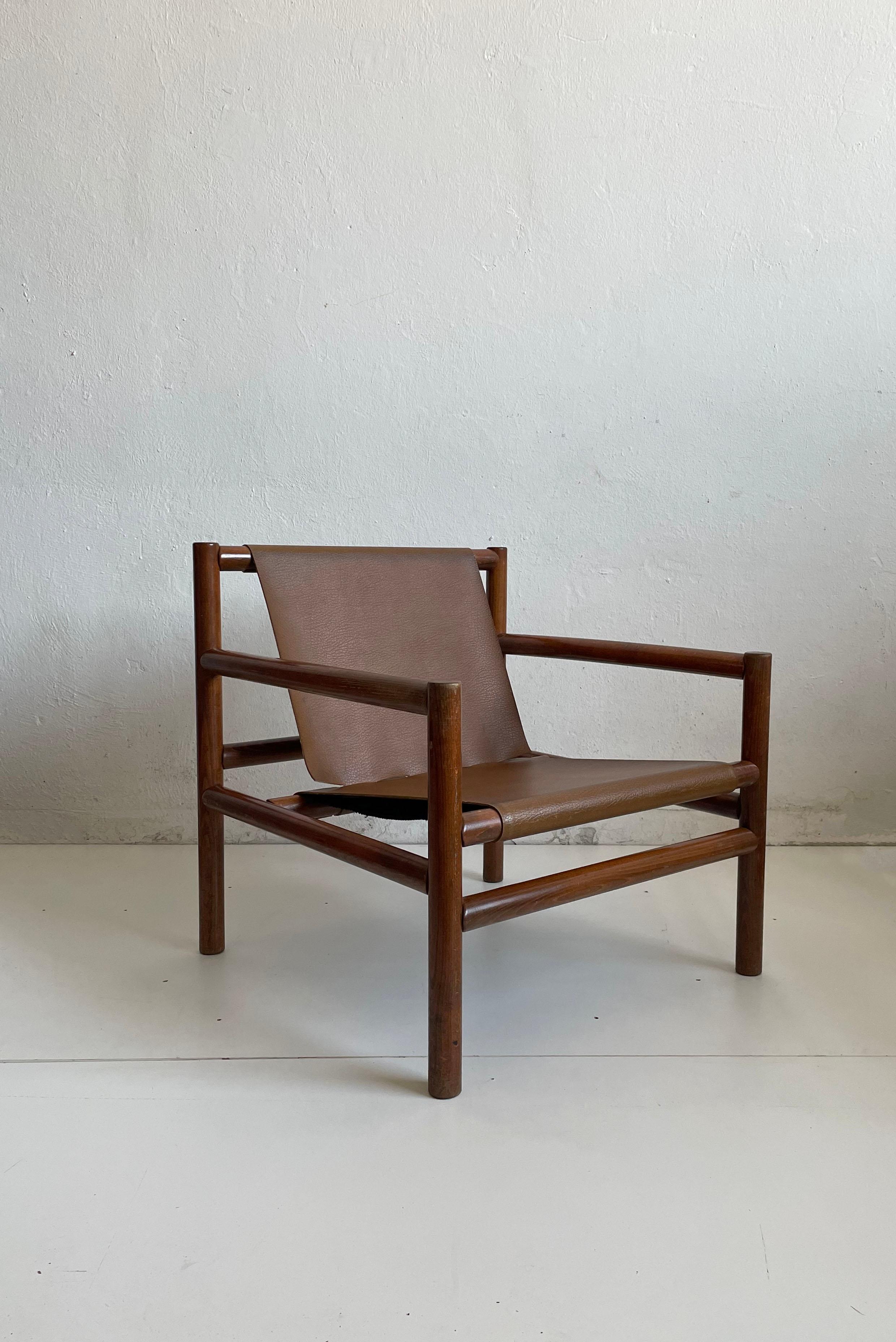 Slovène Fauteuil en bois moderne du milieu du siècle dernier, assise en faux cuir, Stol Kamnik 1970 en vente