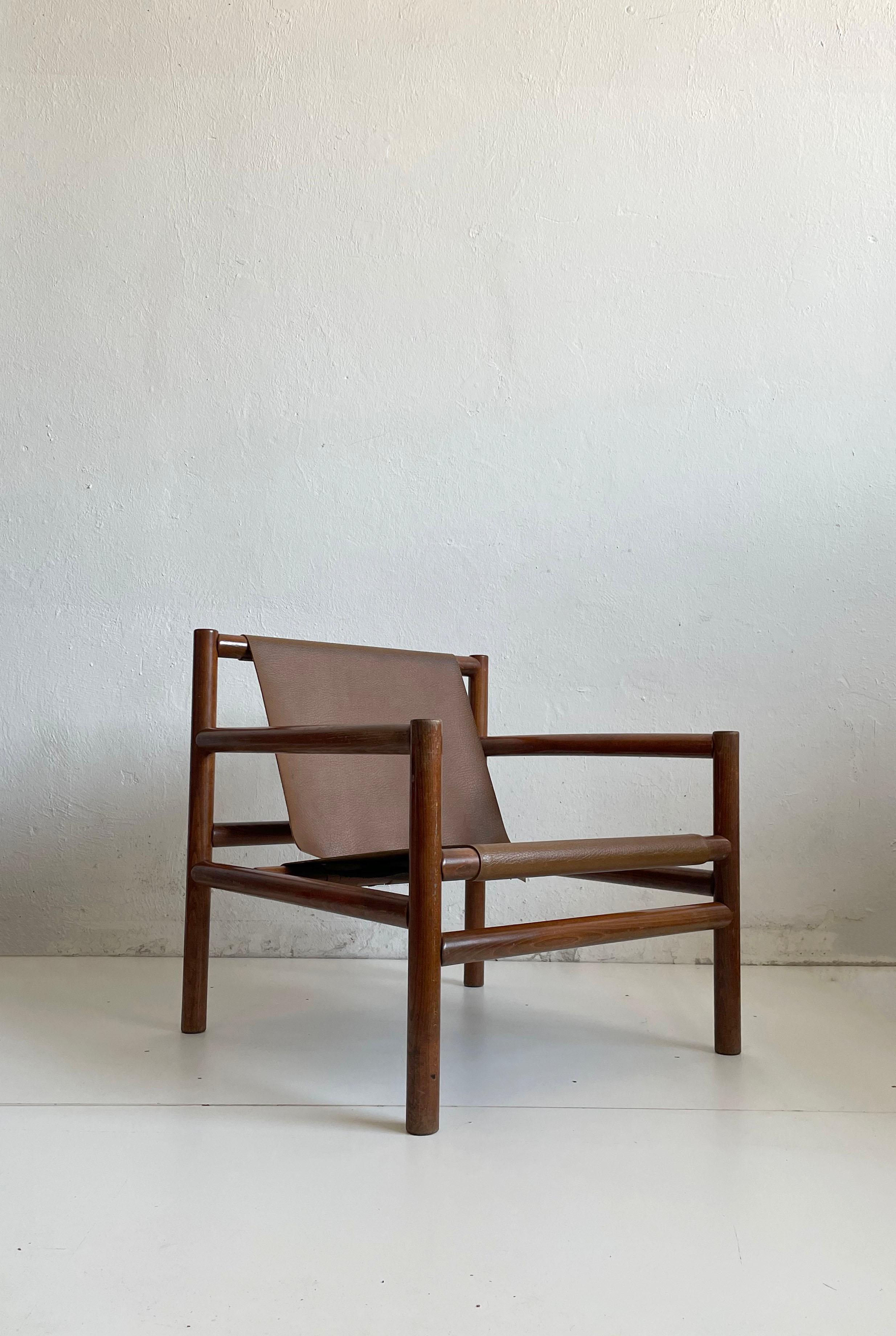 Fauteuil en bois moderne du milieu du siècle dernier, assise en faux cuir, Stol Kamnik 1970 Bon état - En vente à Zagreb, HR