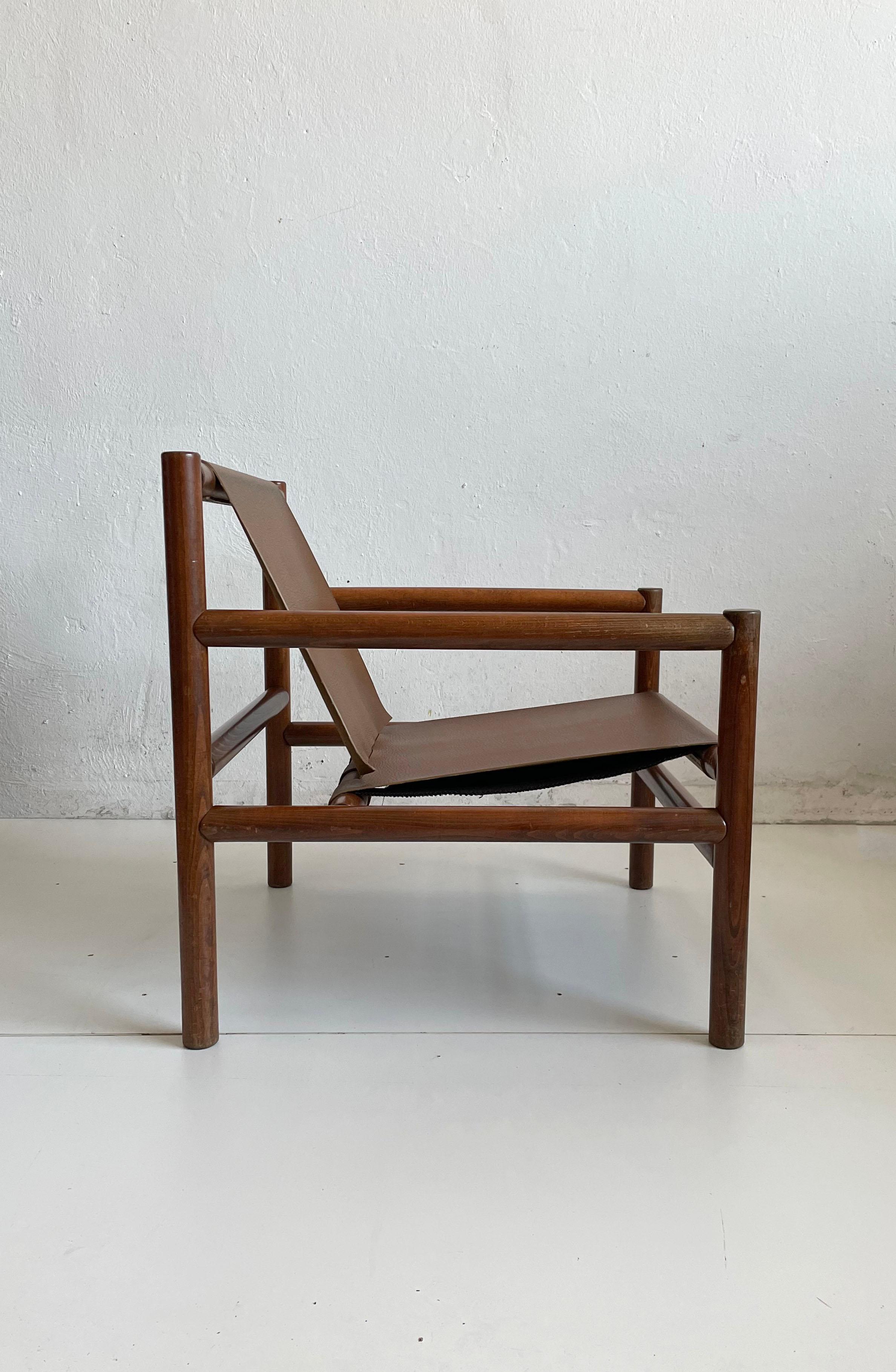 Imitation cuir Fauteuil en bois moderne du milieu du siècle dernier, assise en faux cuir, Stol Kamnik 1970 en vente