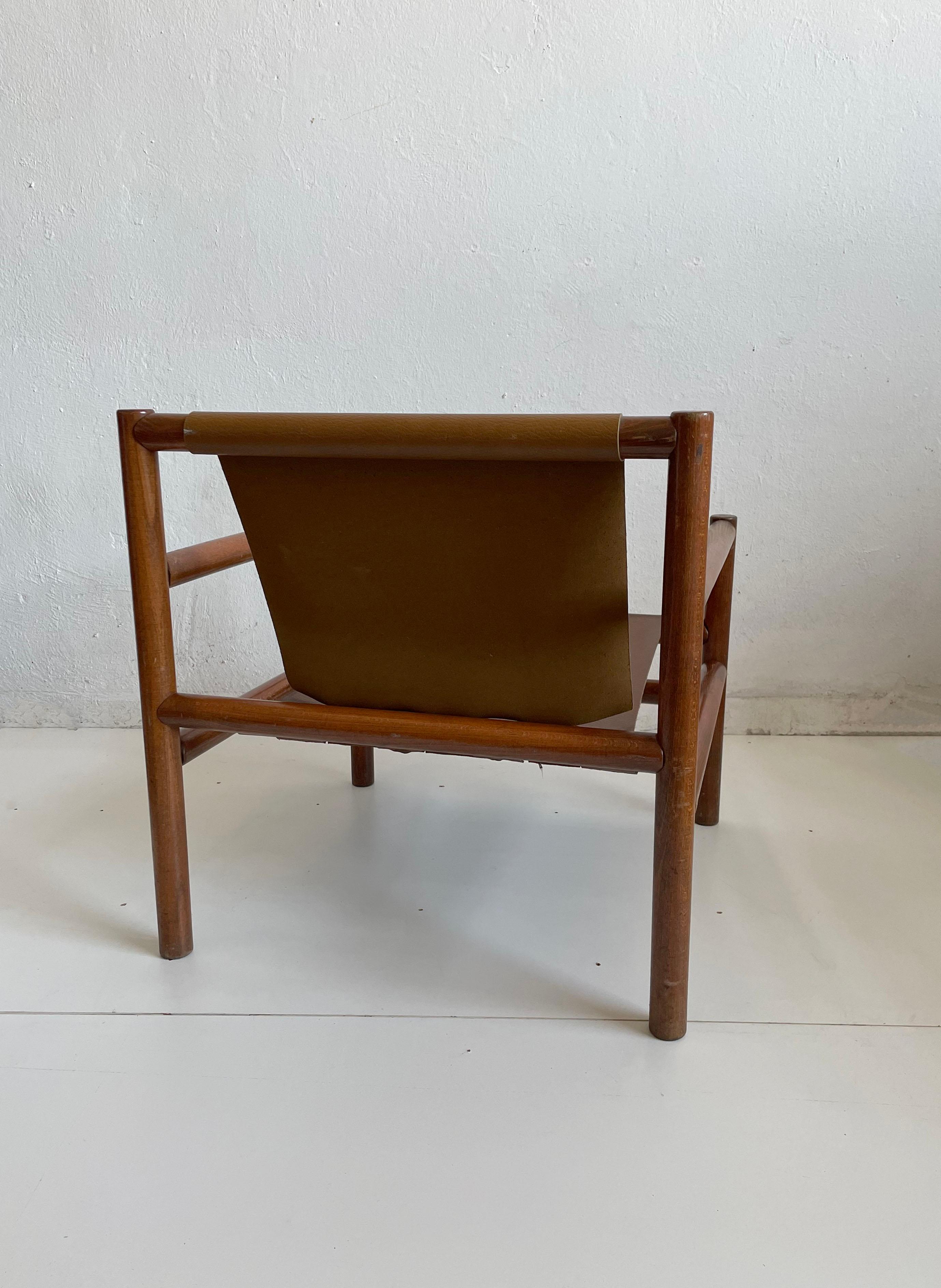 Fauteuil en bois moderne du milieu du siècle dernier, assise en faux cuir, Stol Kamnik 1970 en vente 2