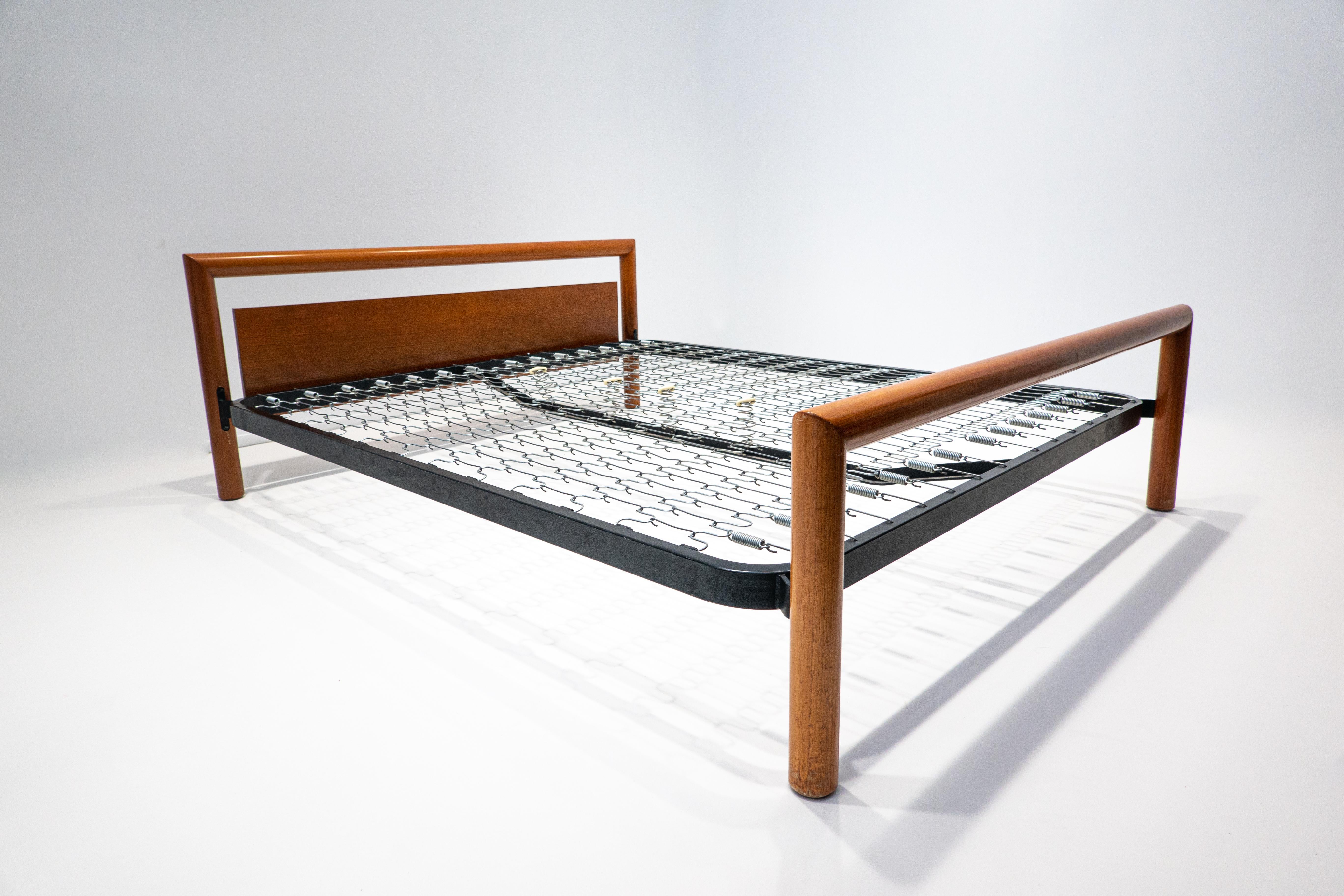 Mid-Century Modern wooden bed L108 by Eugenio Gerli for Tecno, 1960s.