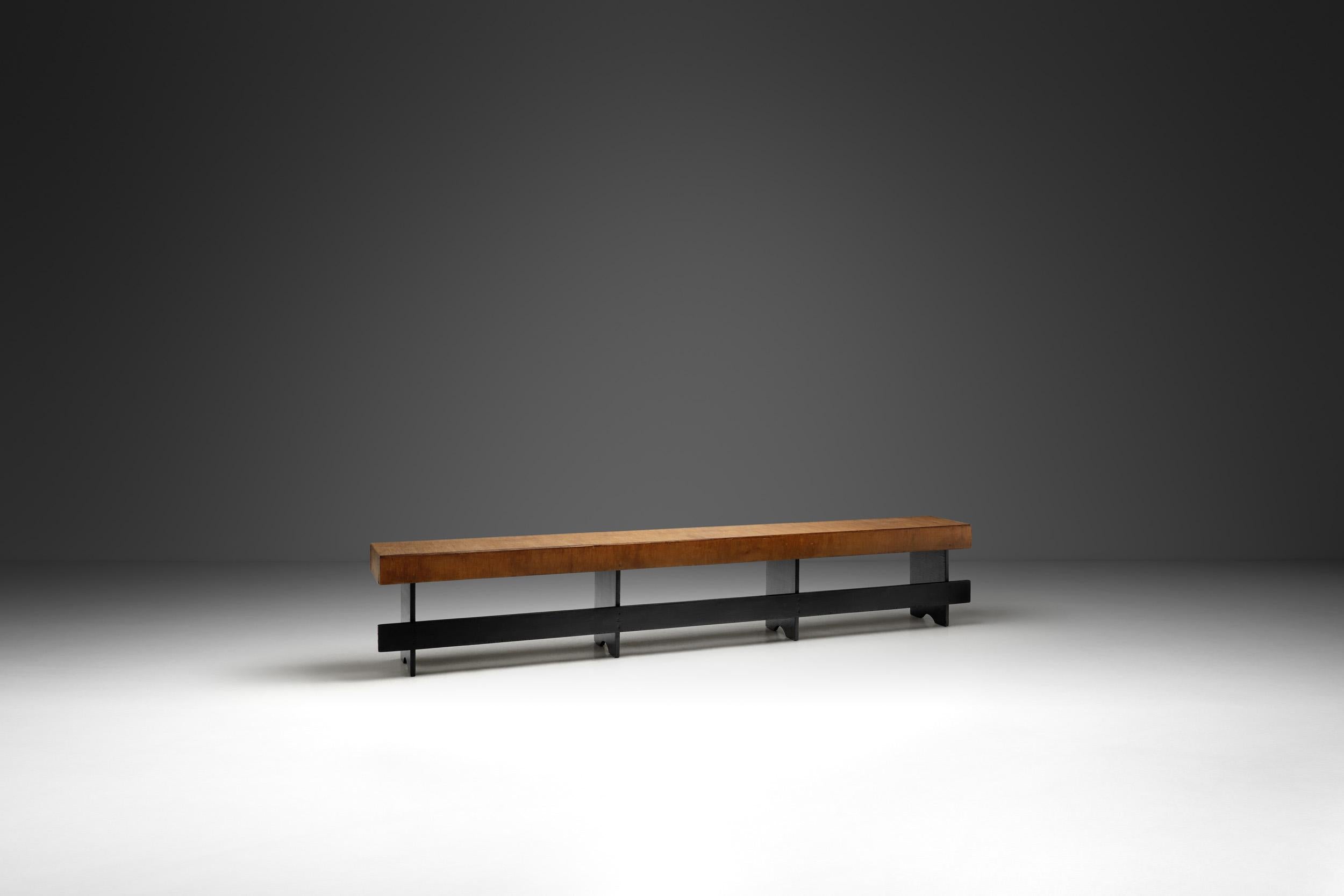 Ce banc moderne du milieu du siècle, fabriqué en Europe vers les années 1950, incarne la clarté et la fonctionnalité qui ont défini le mouvement du design. Apparu après la Seconde Guerre mondiale, le modernisme du milieu du siècle cherchait à créer