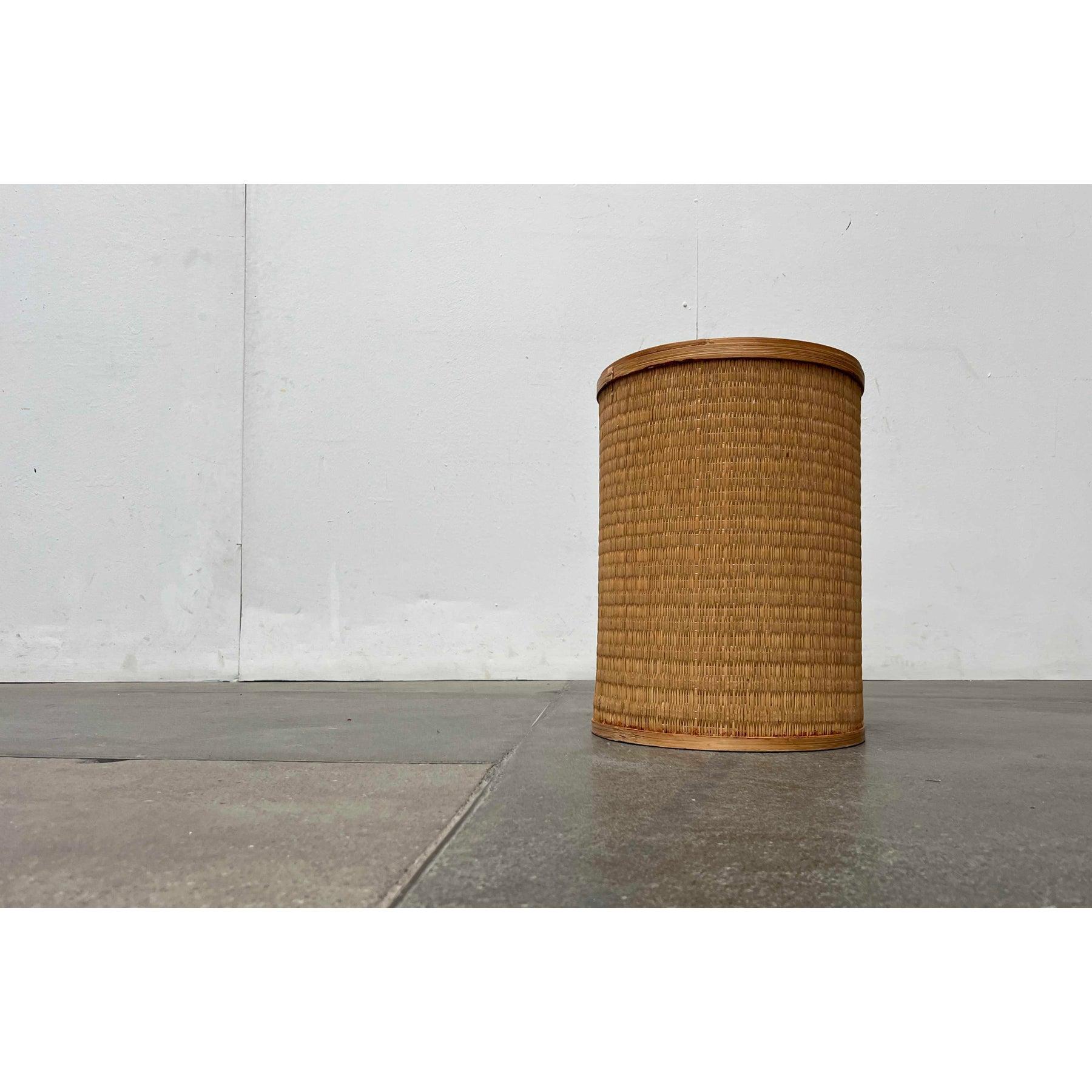 Mid-Century Modern Wooden Bin, 1960er Jahre, in sehr gutem Zustand. Entworfen 1960 bis 1969

Zusätzliche Informationen:
MATERIALIEN: Raffia, Holz
Stil: Moderne Mitte des Jahrhunderts
Zeitraum: 1960s
Artikel Typ: Vintage, antik oder aus