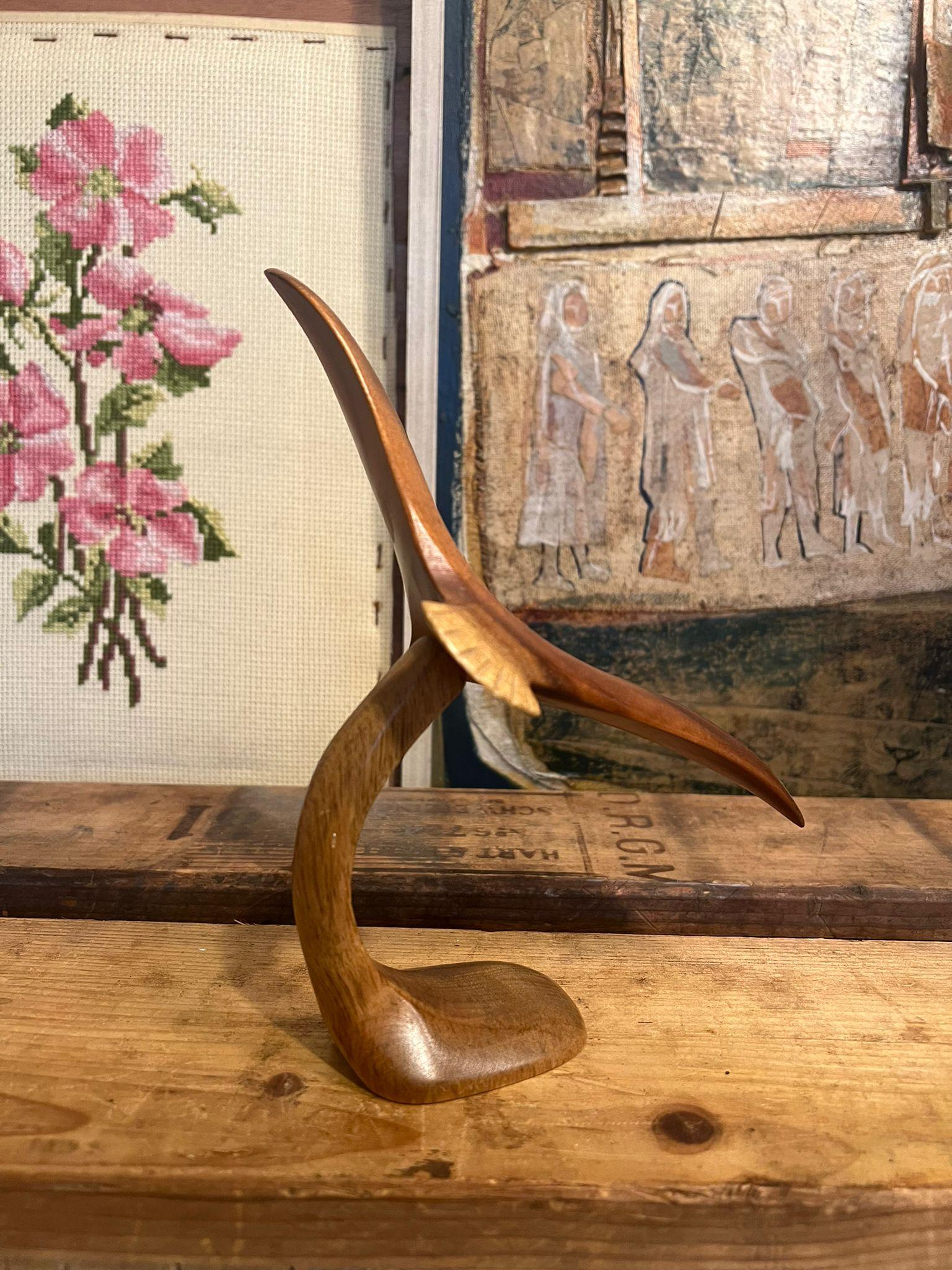 Fine XX secolo Scultura in legno di uccello in volo della metà del secolo scorso in vendita