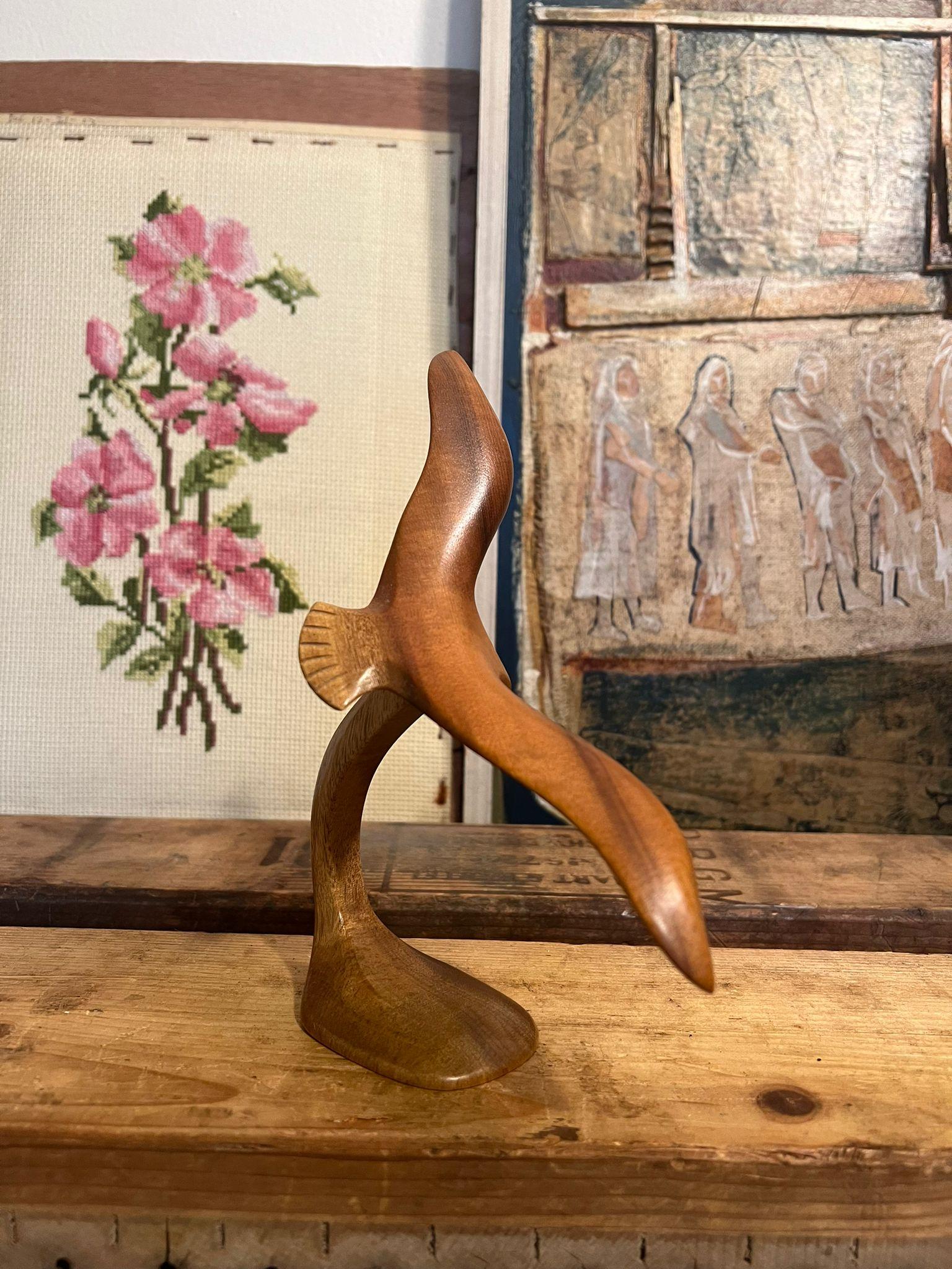 Legno Scultura in legno di uccello in volo della metà del secolo scorso in vendita