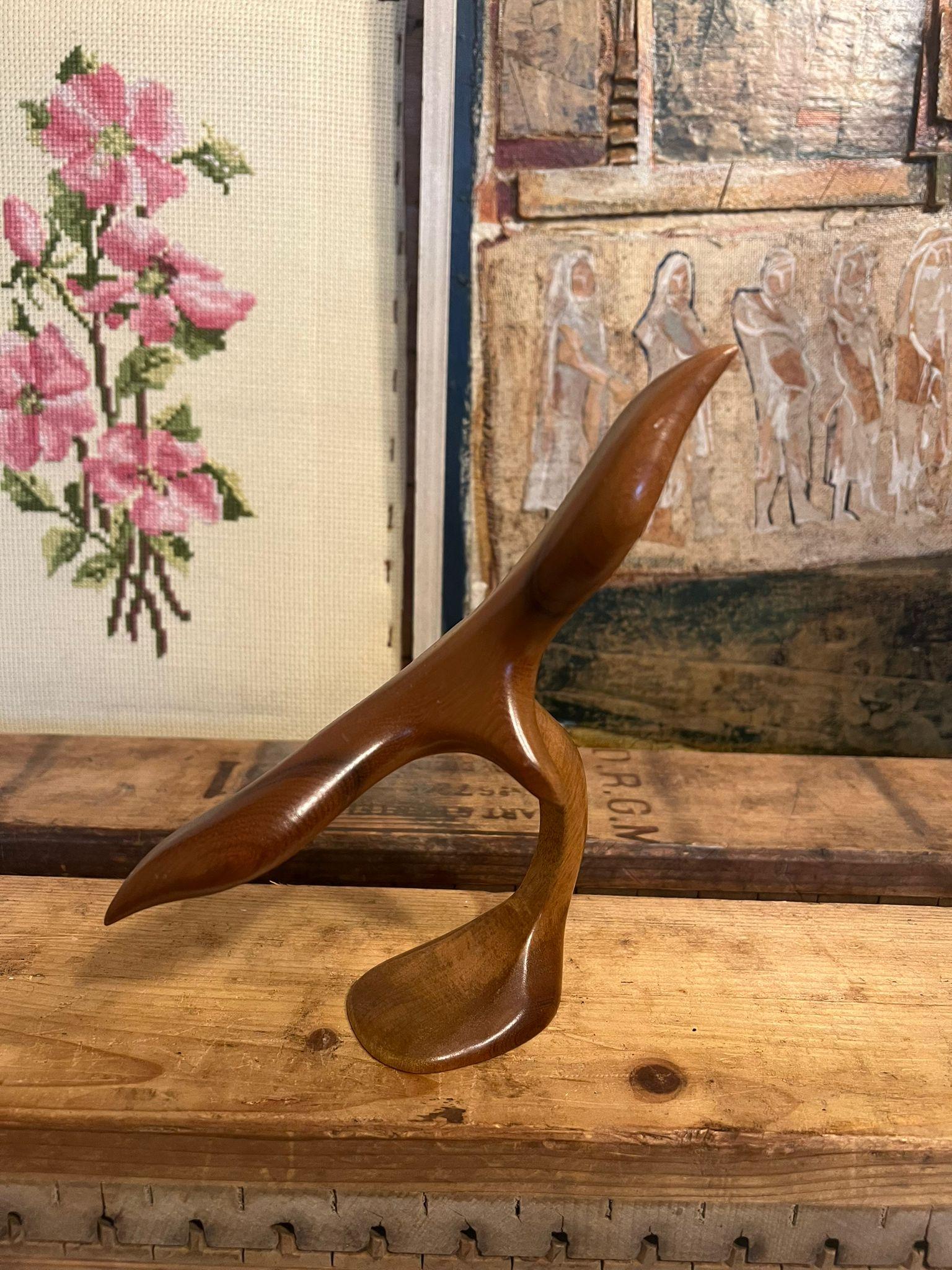 Scultura in legno di uccello in volo della metà del secolo scorso in vendita 1