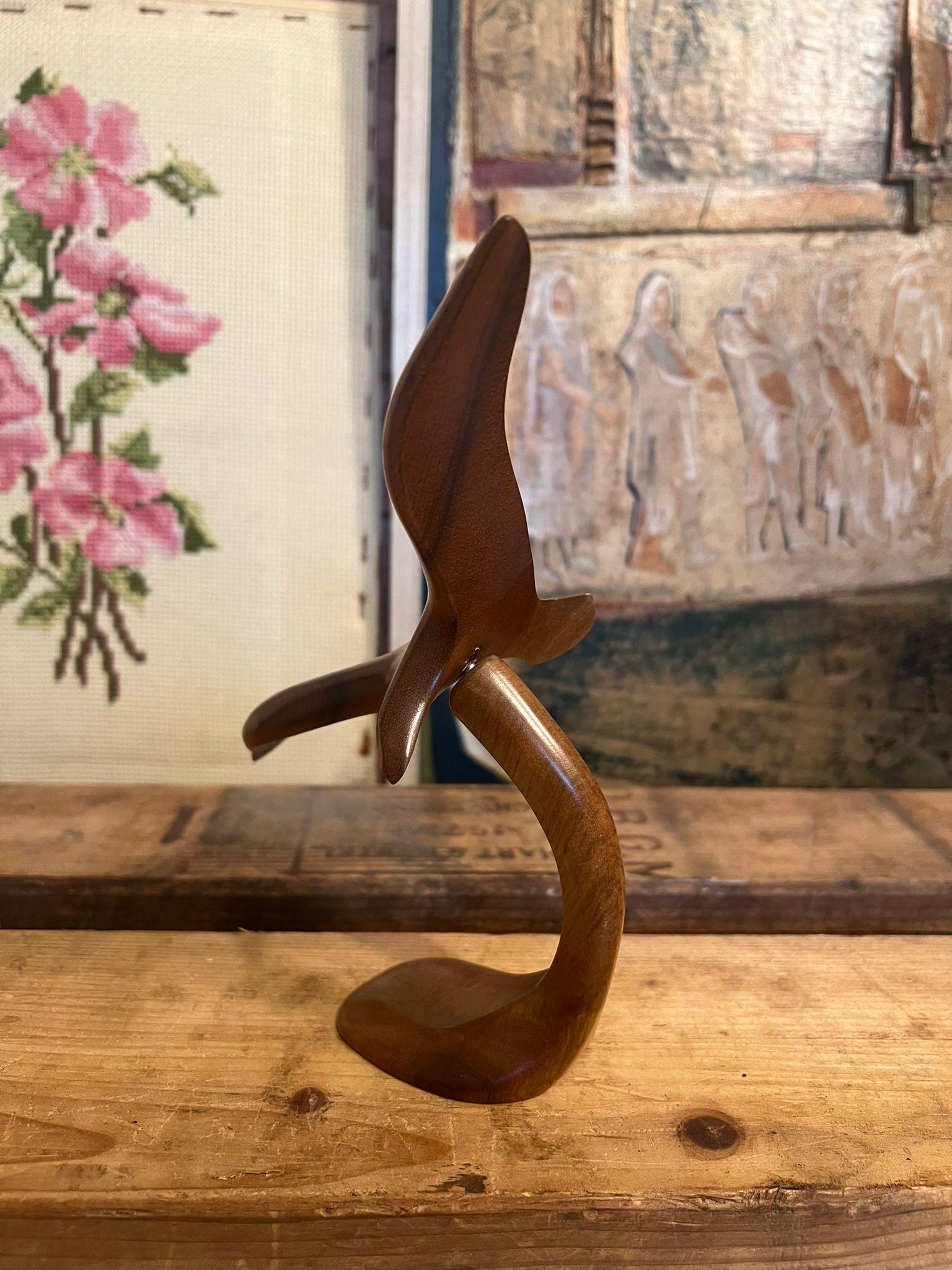 Scultura in legno di uccello in volo della metà del secolo scorso in vendita 2