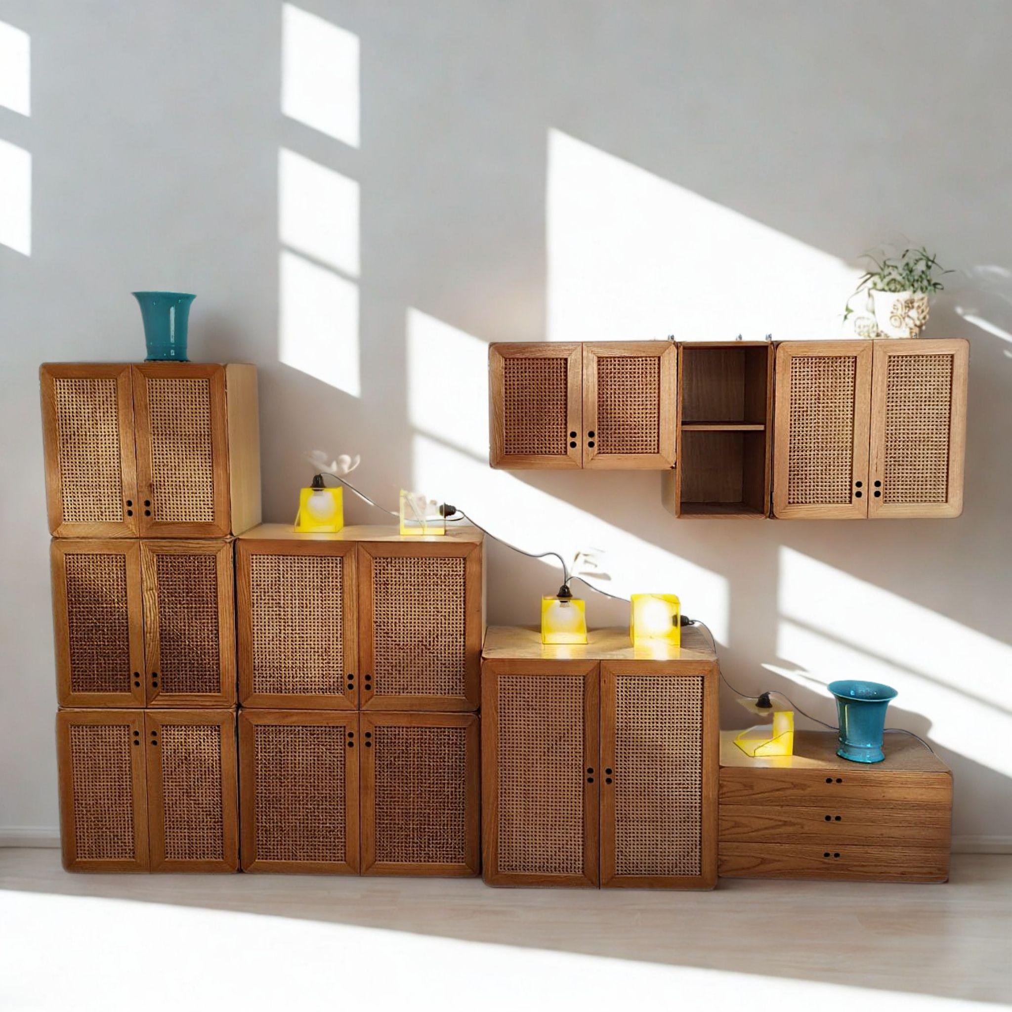 Vero e proprio esempio di design italiano Mid-Century Modern degli anni '70, questo sistema di librerie modulari è stato creato da Jan De Vries per Maisa di Seveso. La sua composizione giocosa ma raffinata è costituita da più moduli in legno