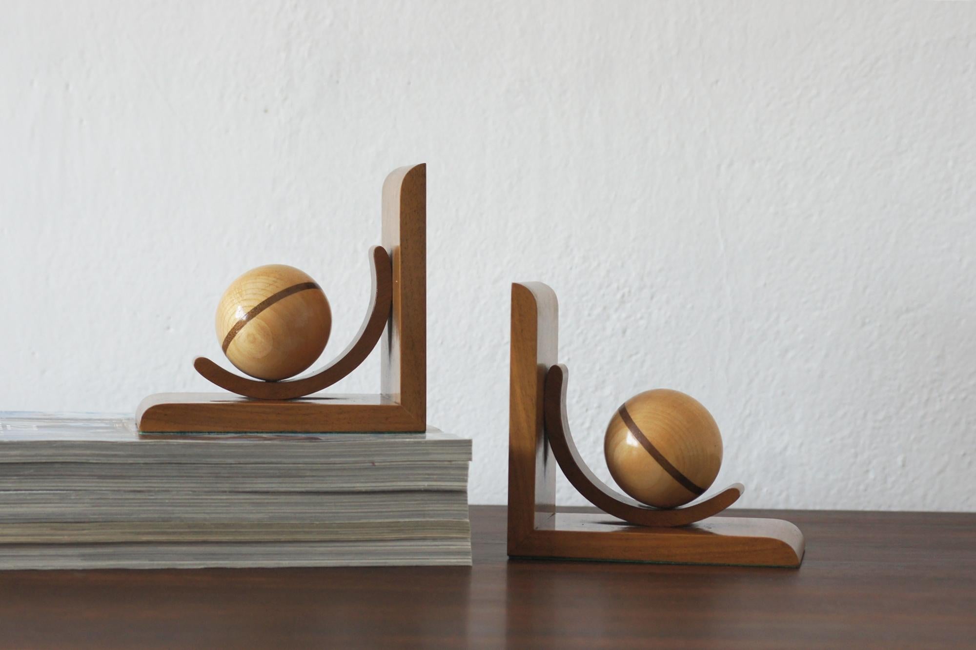 Wooden book rests are an elegant and functional decorative element that plays both a practical and aesthetic role in any interior.

Made of smooth, solid wood, the set of supports conveys a timeless and naturally beautiful aesthetic

The book