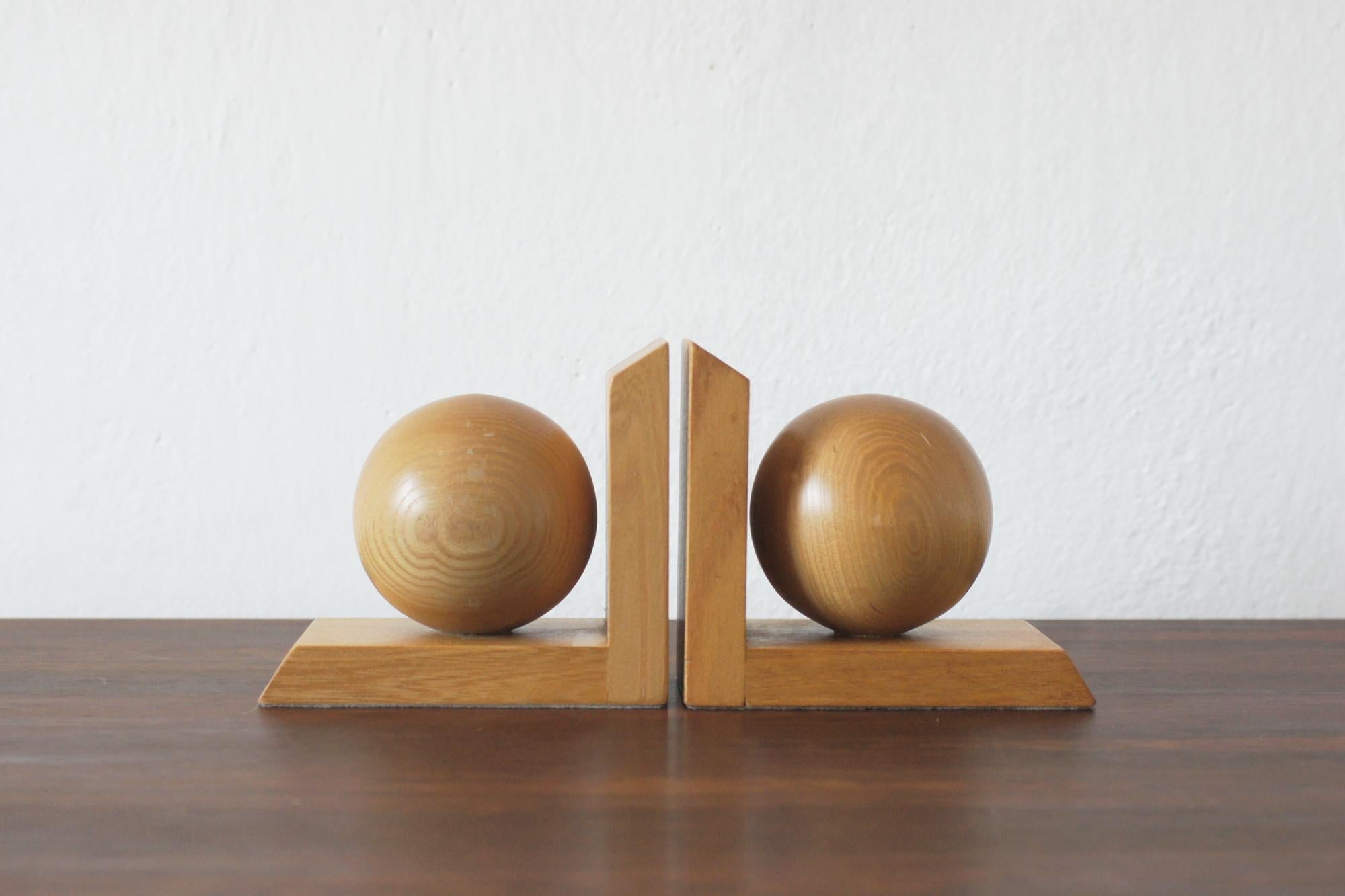 Wooden book rests are an elegant and functional decorative element that plays both a practical and aesthetic role in any interior.

Made of smooth, solid wood, the set of supports conveys a timeless and naturally beautiful aesthetic

The book