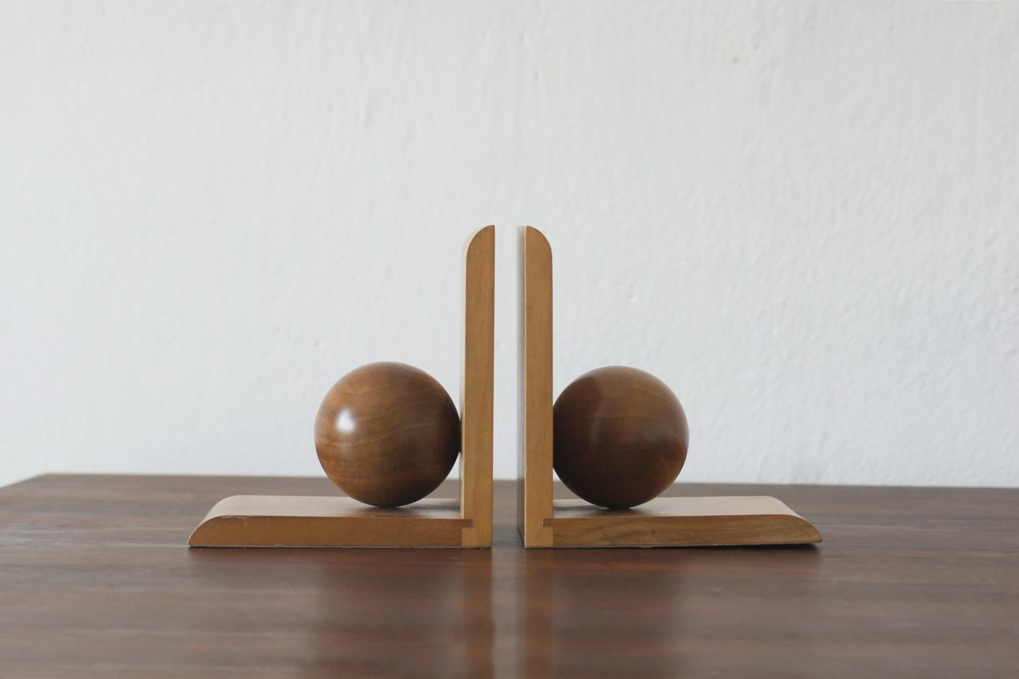 Wooden book rests are an elegant and functional decorative element that plays both a practical and aesthetic role in any interior.

Made of smooth, solid wood, the set of supports conveys a timeless and naturally beautiful aesthetic

The book