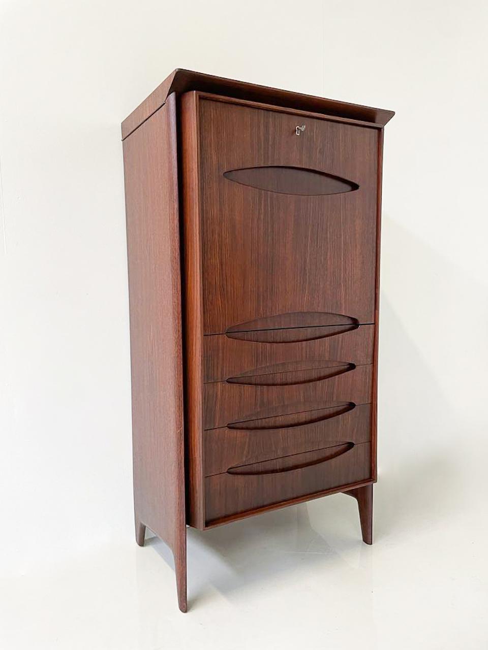 Mid-Century Modern Wooden Cabinet, Italy, 1960s In Good Condition For Sale In Brussels, BE