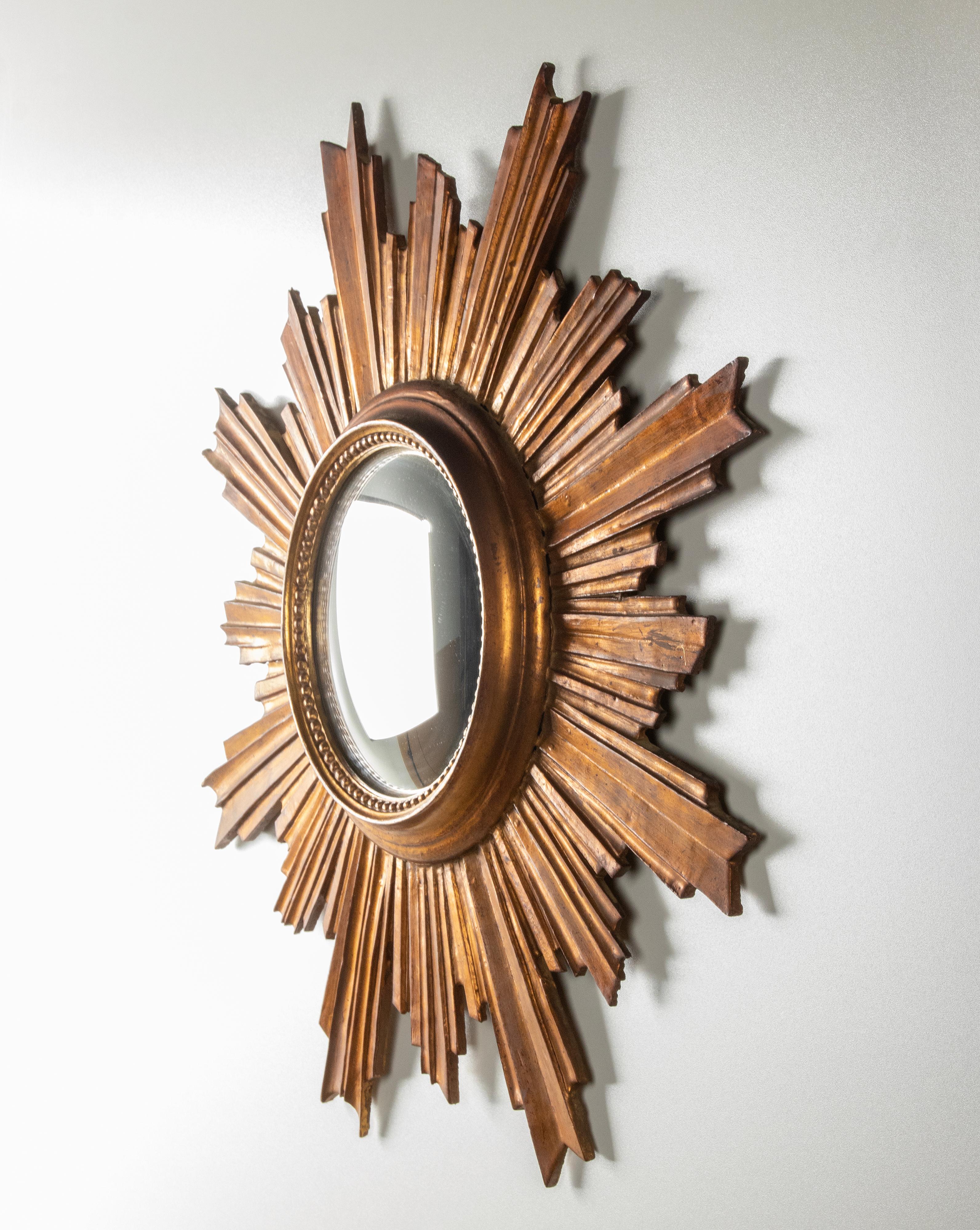 Mid-Century Modern Wooden Carved Convex Sunburst Mirror In Good Condition In Casteren, Noord-Brabant
