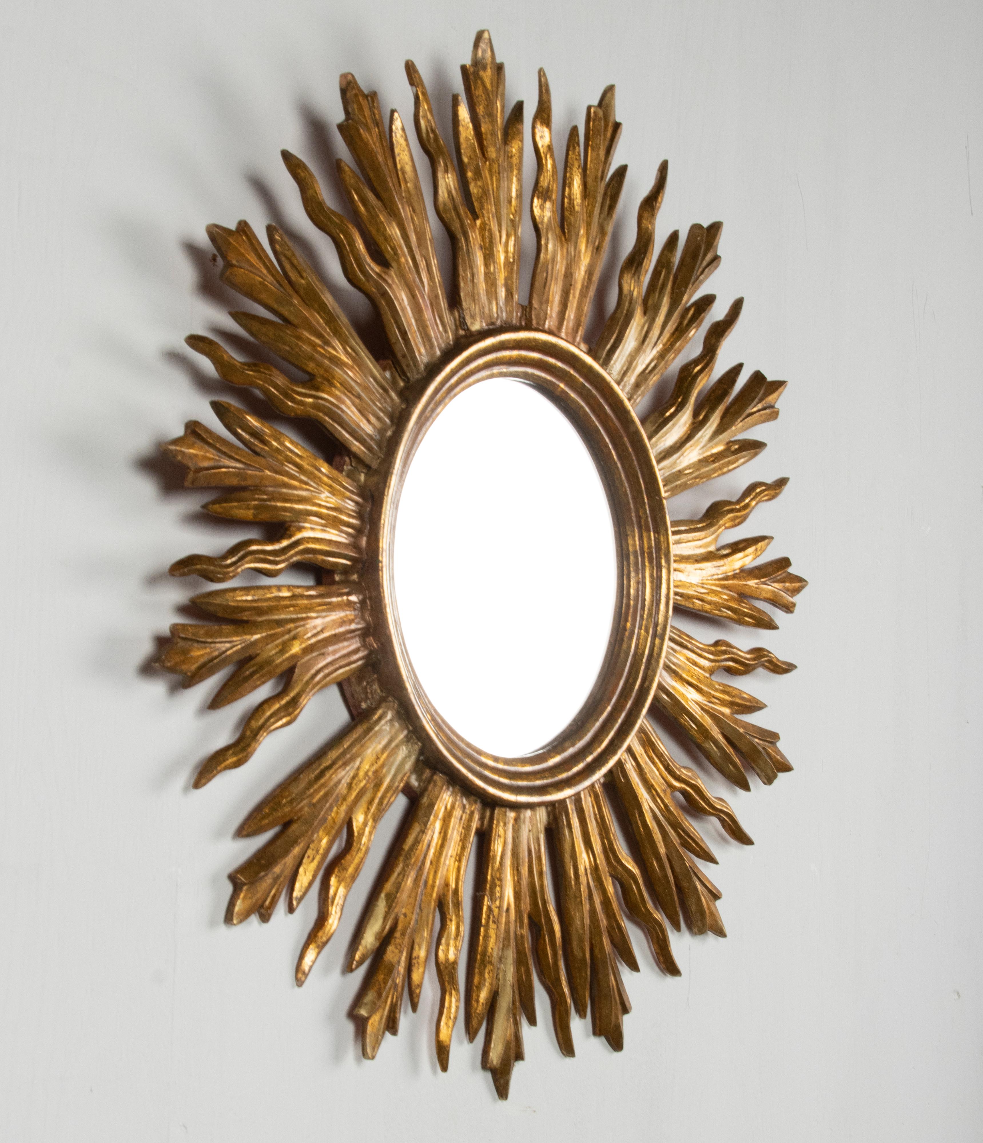 Mid-Century Modern Wooden Carved Sunburst Wall Mirror In Good Condition In Casteren, Noord-Brabant