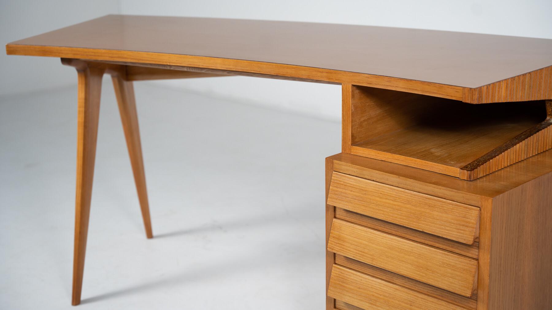 Escritorio de madera moderno de mediados de siglo de Barovero, Italia, años 60 Moderno de mediados de siglo en venta