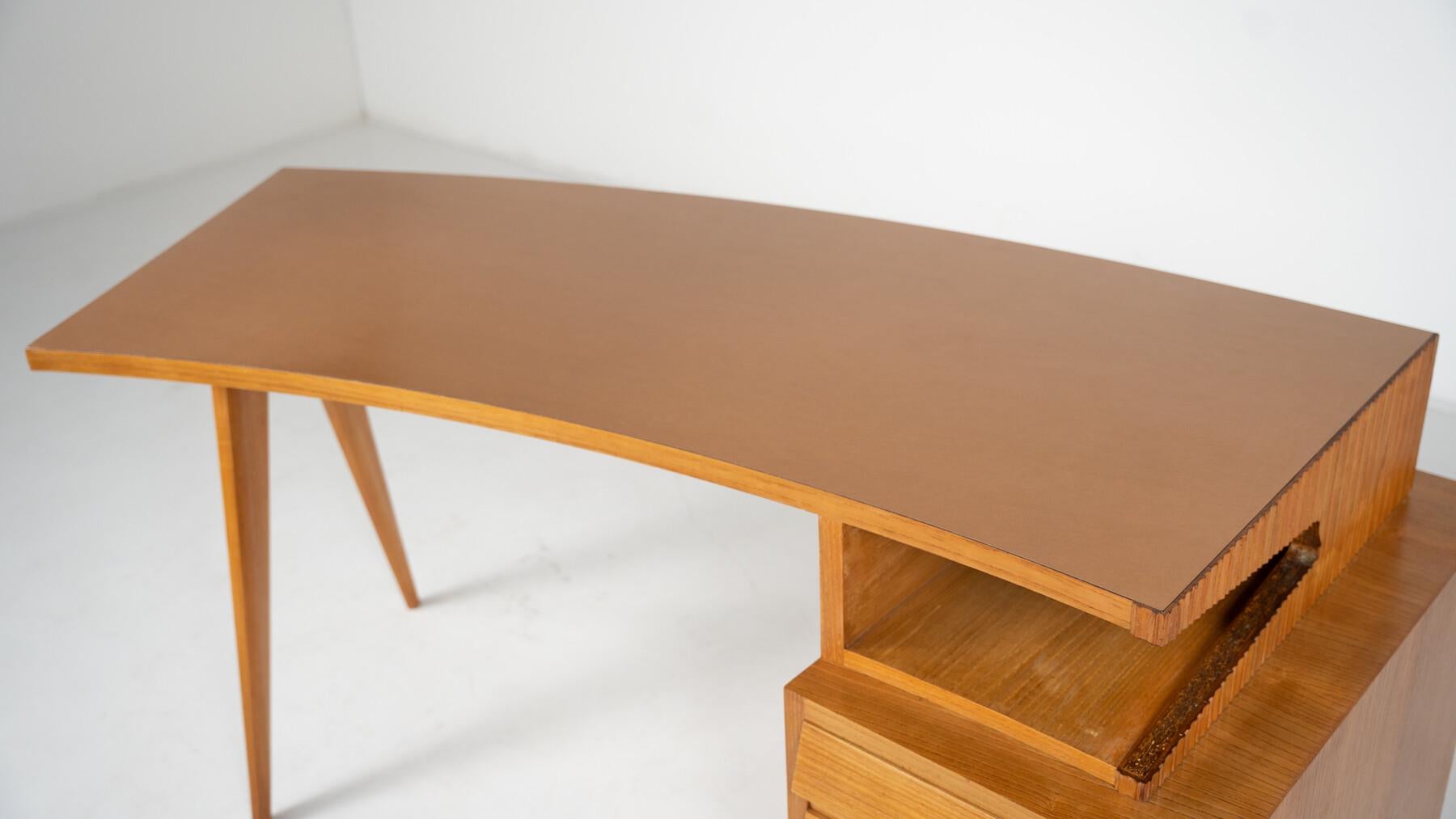Escritorio de madera moderno de mediados de siglo de Barovero, Italia, años 60 Madera en venta