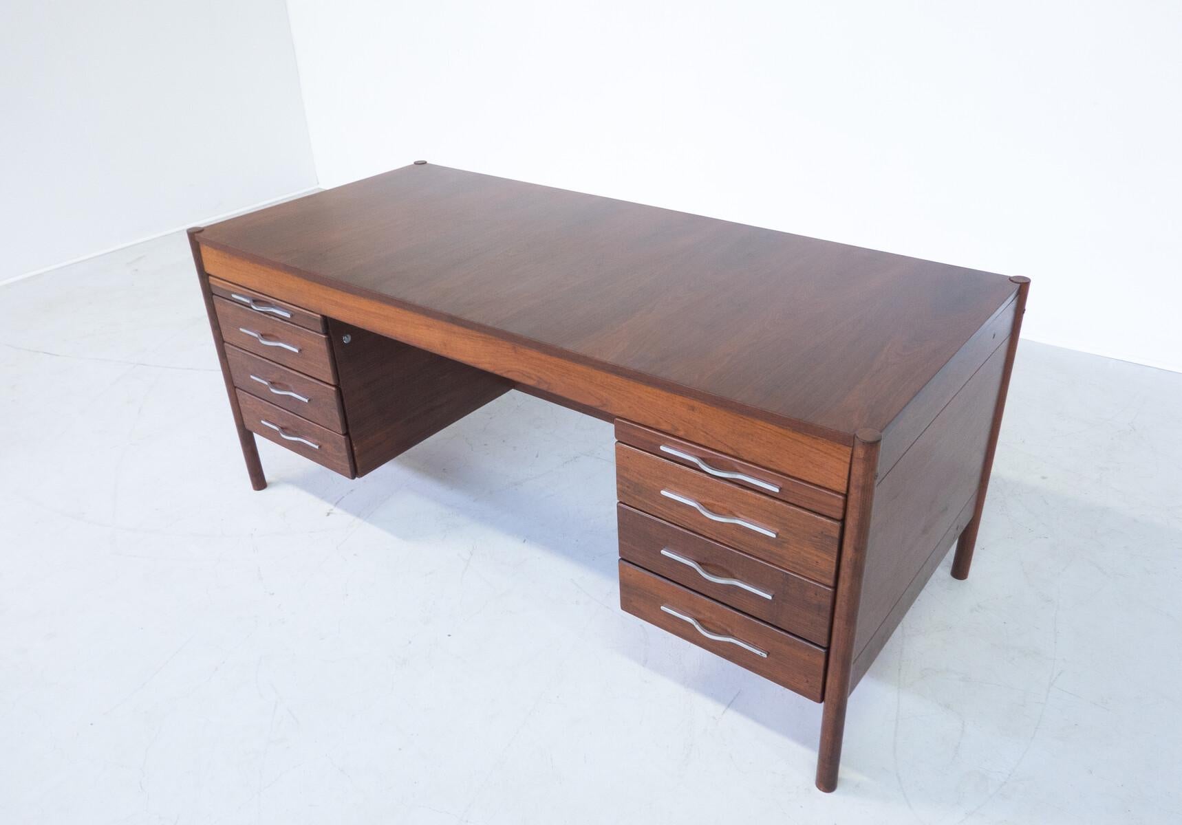 Mid-Century Modern Wooden Desk by Jean Gillon, Brazil, 1960s In Good Condition For Sale In Brussels, BE