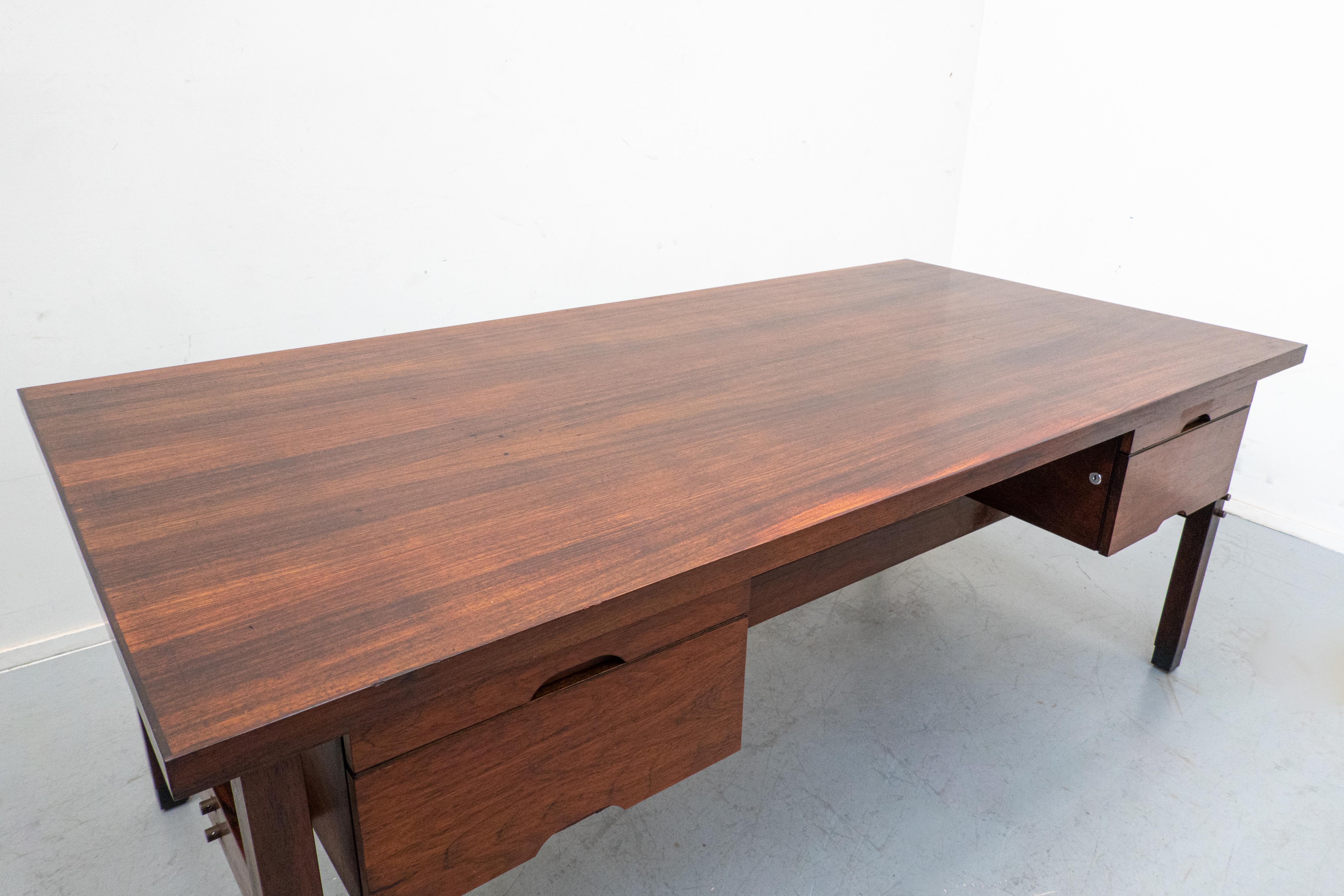 Moderner Holztisch aus der Jahrhundertmitte von Sergio Rodrigues, Brasilien, 1960er Jahre
4 Schubladen.
 