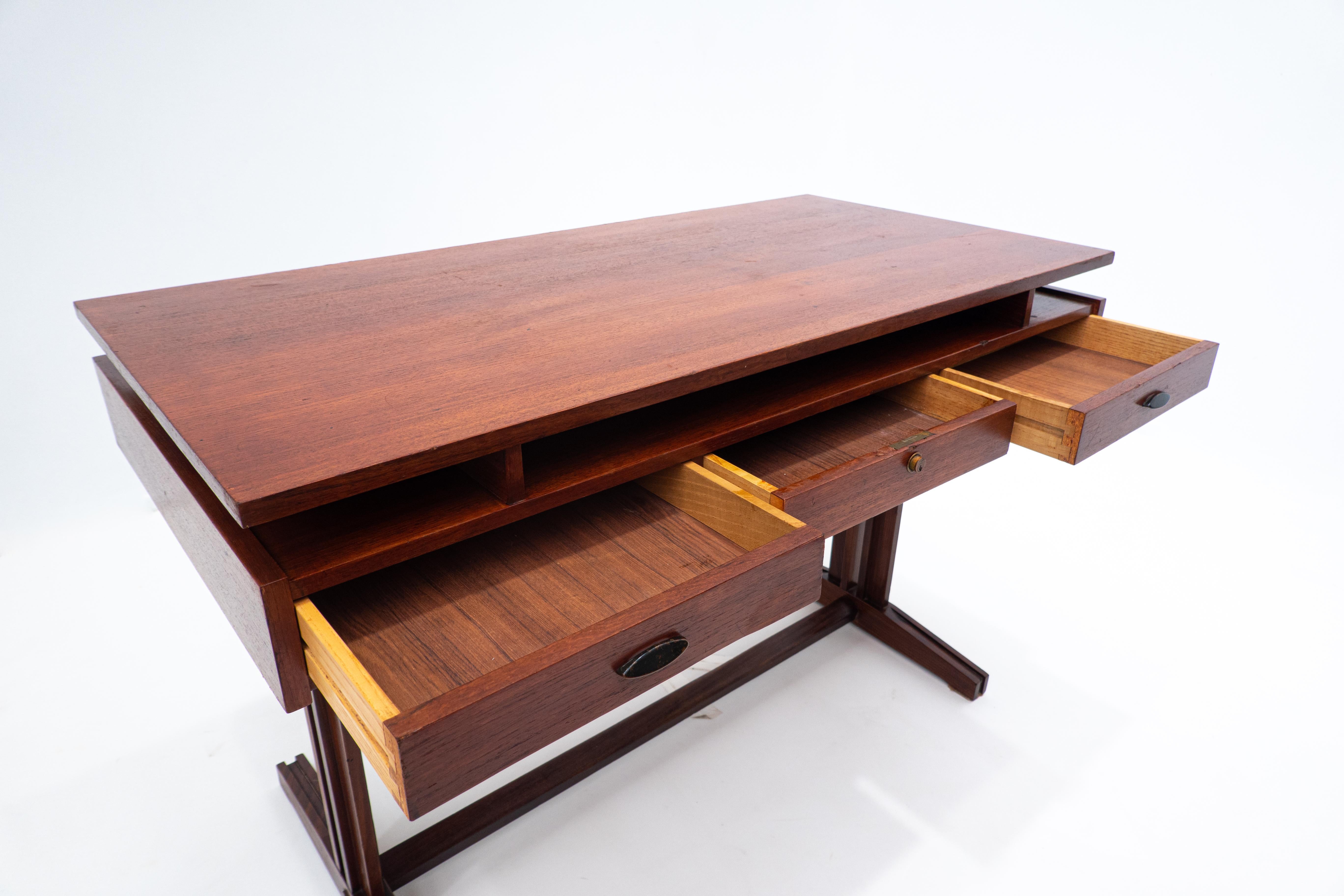 Mid-Century Modern Wooden Desk, Italy, 1960s For Sale 6