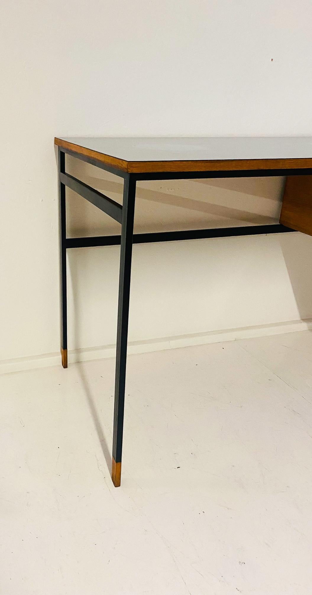 Escritorio de madera moderno de mediados de siglo, Italia, años 60 en Bueno estado para la venta en Brussels, BE