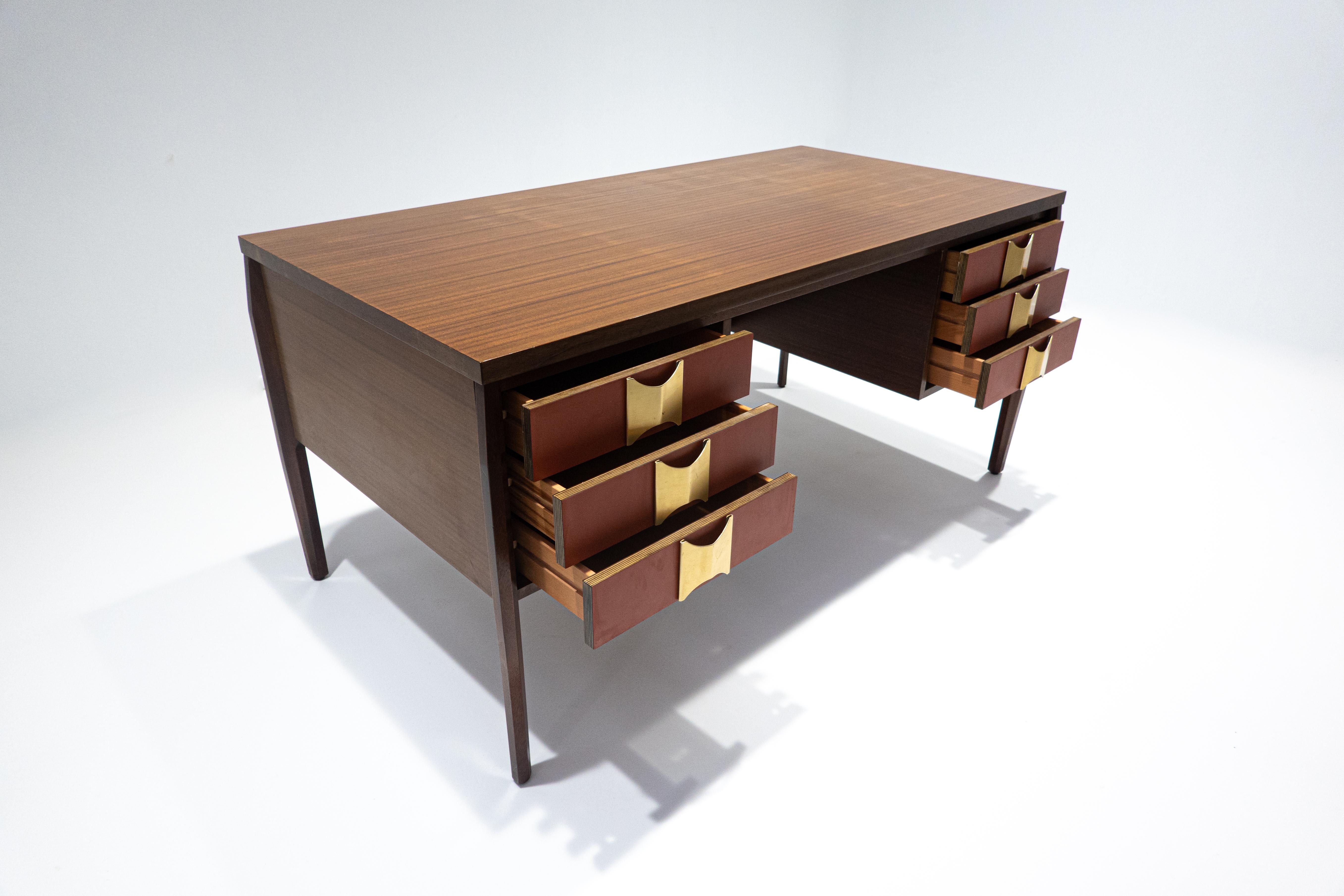 Milieu du XXe siècle Bureau en bois moderne du milieu du siècle dernier avec 6 tiroirs, Italie, années 1960 en vente