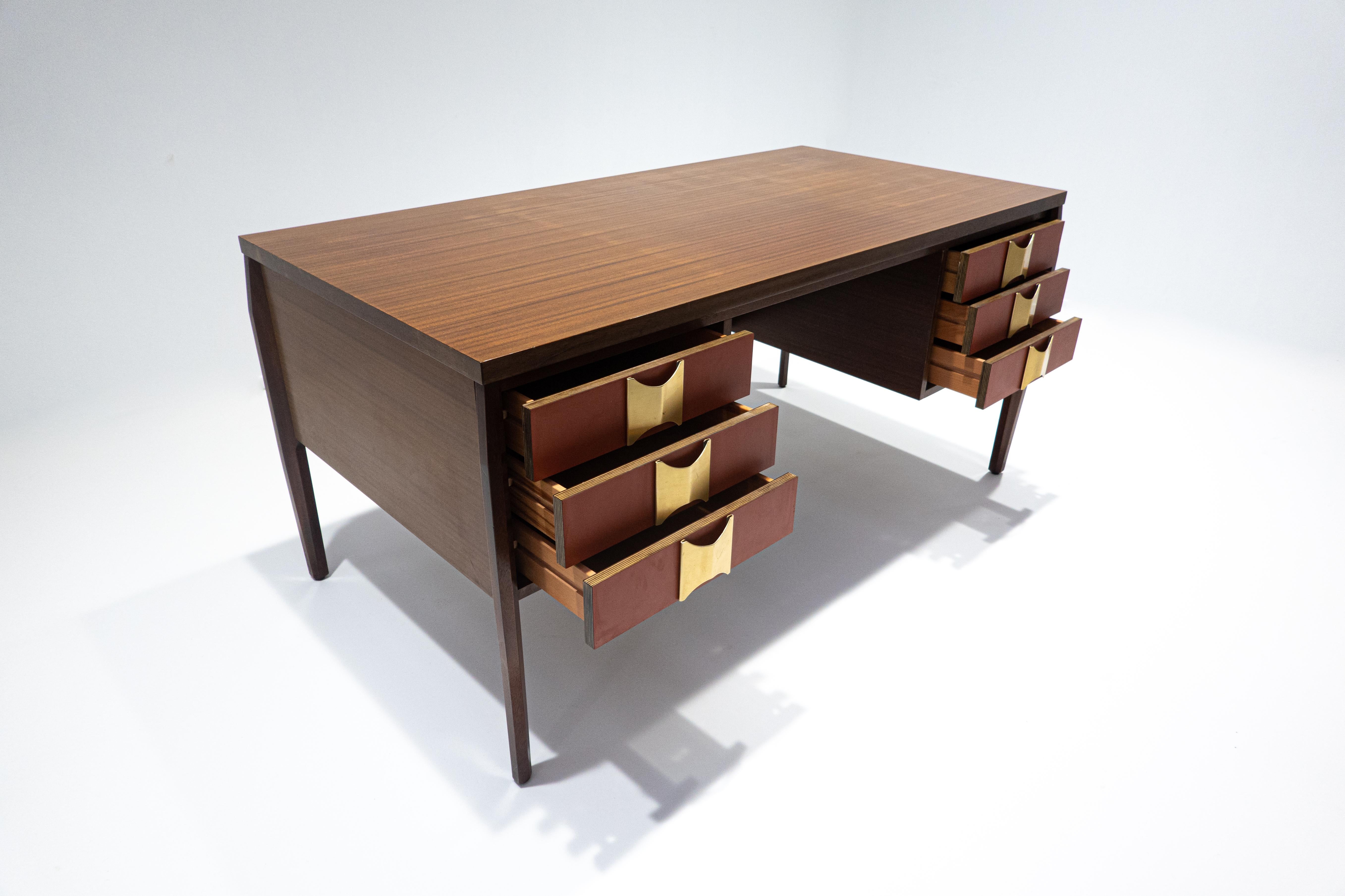 Milieu du XXe siècle Bureau en bois moderne du milieu du siècle dernier avec 6 tiroirs, Italie, années 1960  en vente