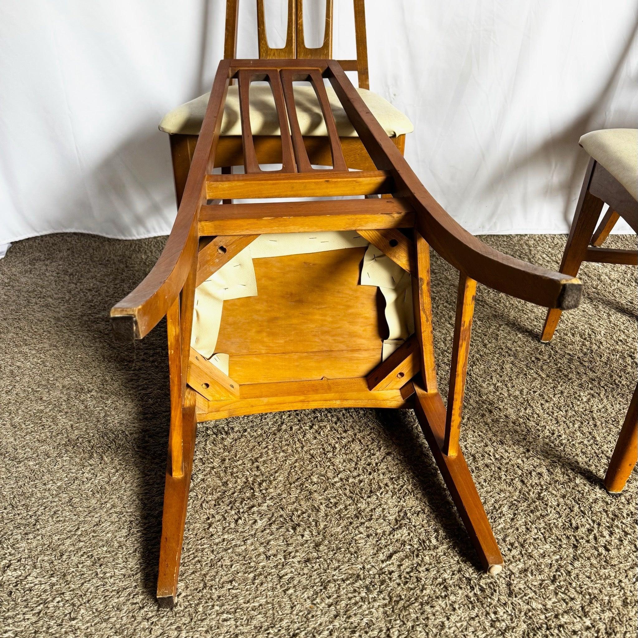 Eleva la tua zona pranzo con queste sedie da pranzo in legno del Mid Century, dove il design scultoreo incontra l'eleganza senza tempo.
 
 Usura dei bordi e dei cuscini come mostrato nelle foto.
 
 Vendiamo gli articoli così come sono stati