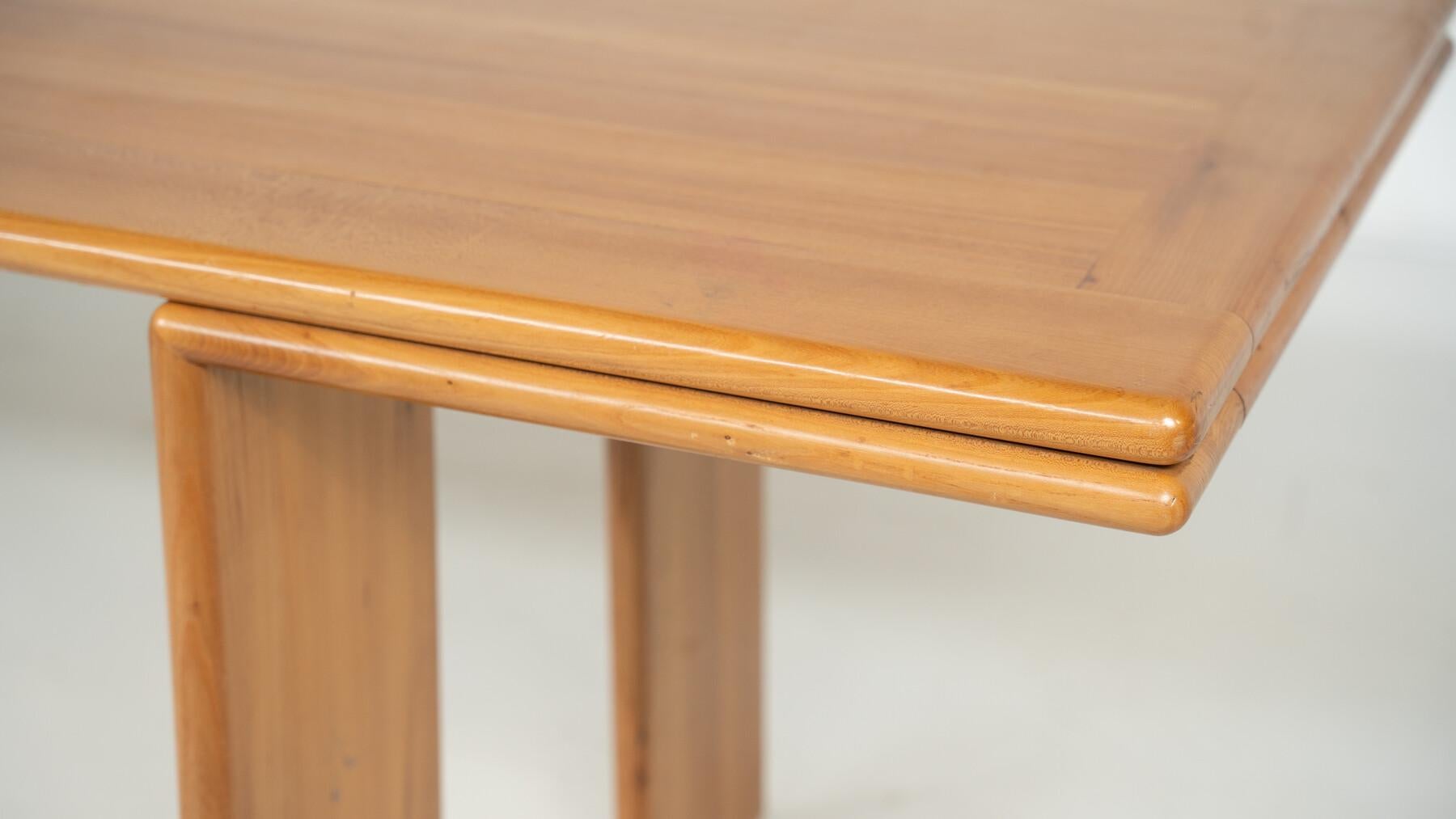 Mid-Century Modern Table de salle à manger en bois du milieu du siècle, dans le style de Mario Marenco, années 1980. en vente