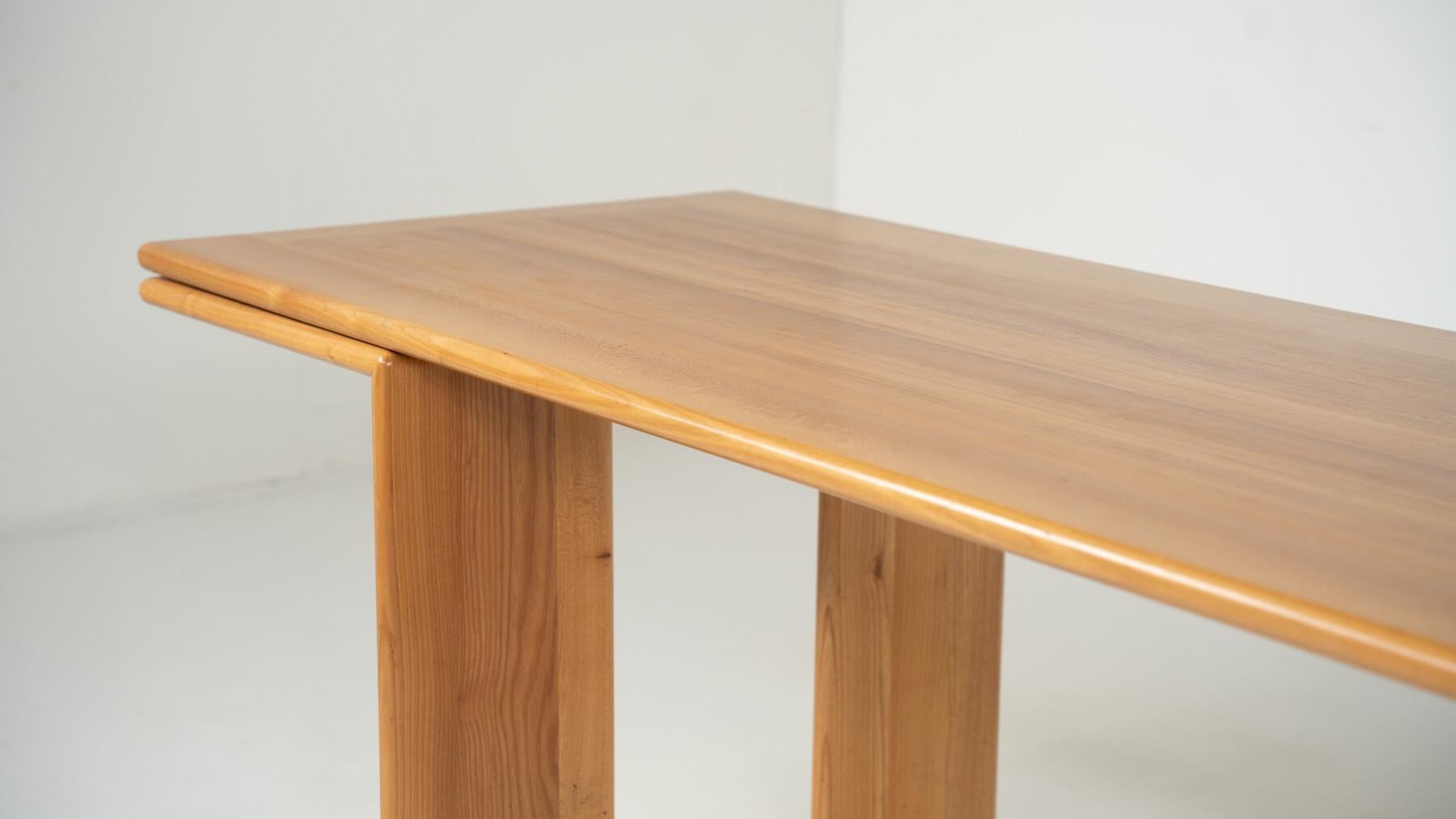 italien Table de salle à manger en bois du milieu du siècle, dans le style de Mario Marenco, années 1980. en vente