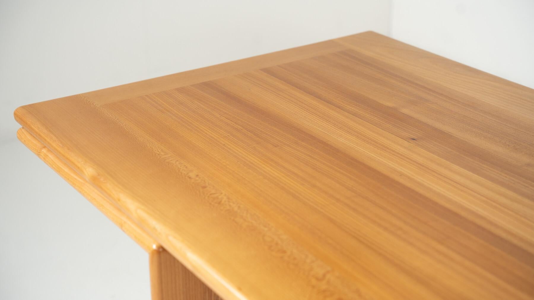 Fin du 20e siècle Table de salle à manger en bois du milieu du siècle, dans le style de Mario Marenco, années 1980. en vente