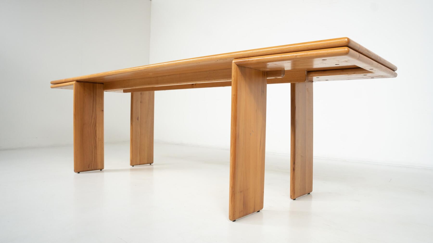 Bois Table de salle à manger en bois du milieu du siècle, dans le style de Mario Marenco, années 1980. en vente